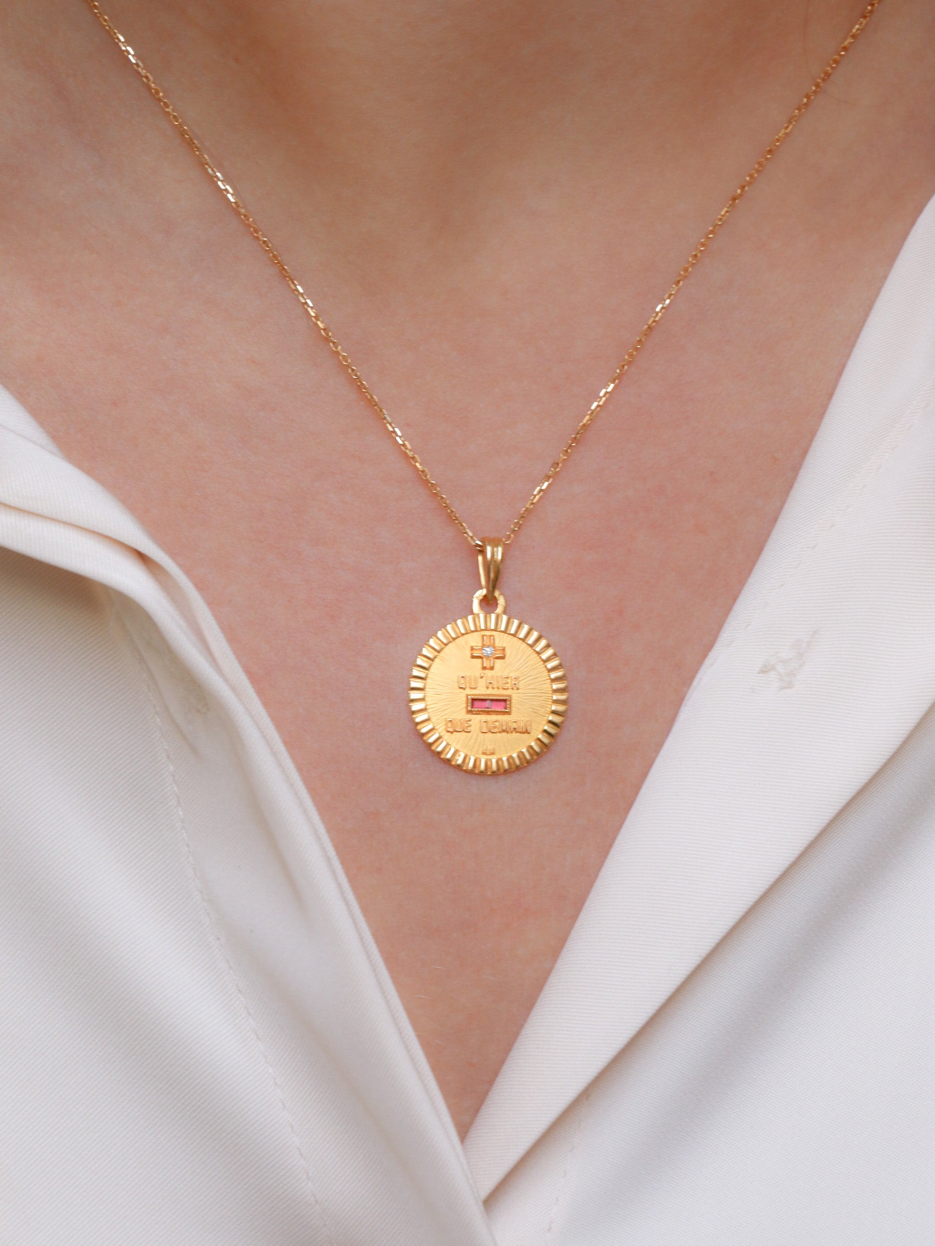 Médaille amour Augis ronde en or et diamant, Plus qu’hier moins que demain - ca 1980