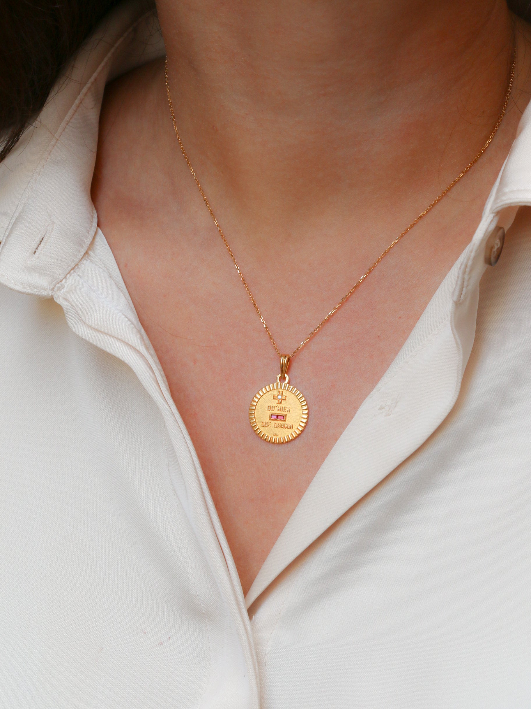 Médaille amour Augis ronde en or et diamant, Plus qu’hier moins que demain - ca 1980