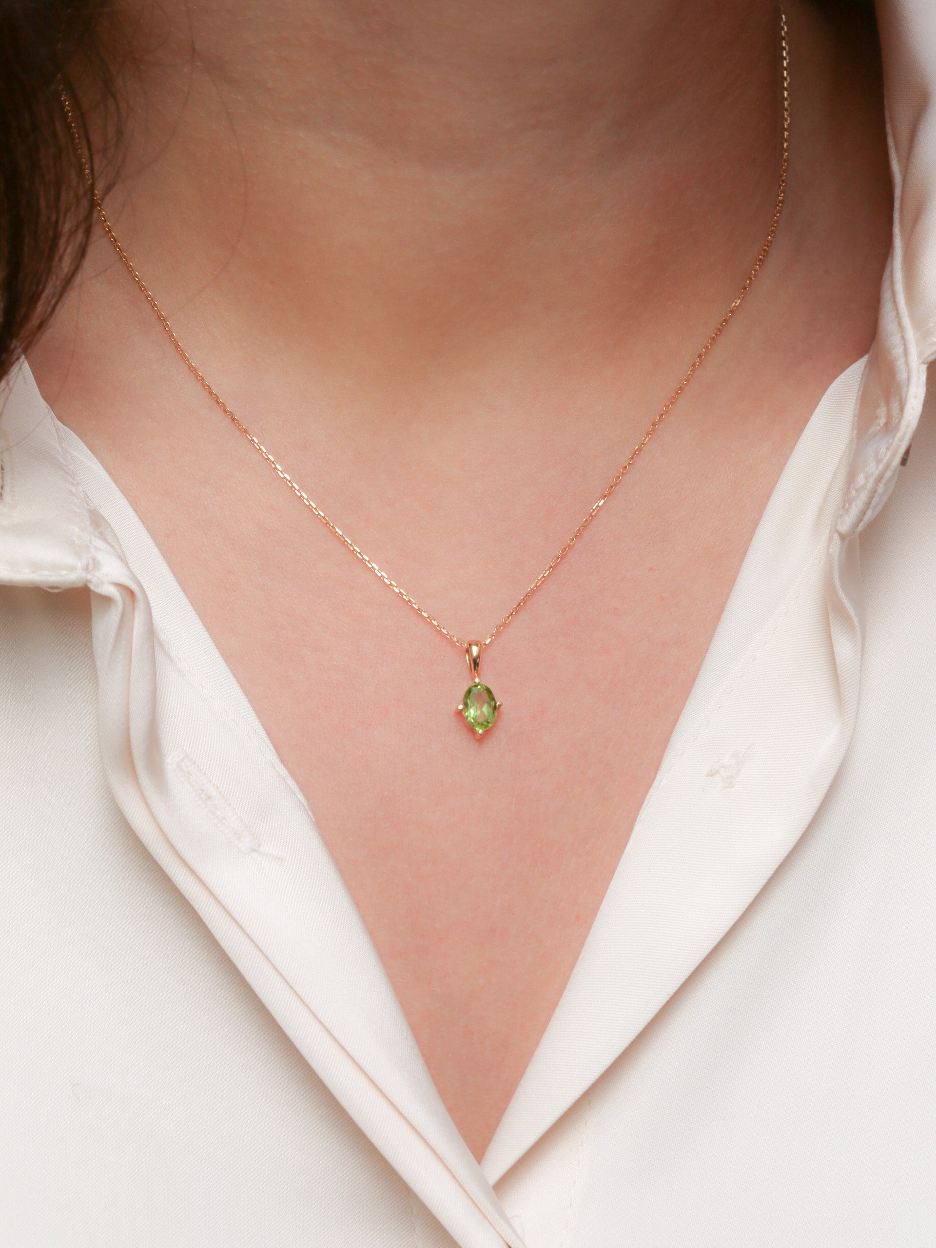 Pendentif solitaire vintage en or jaune et péridot ovale