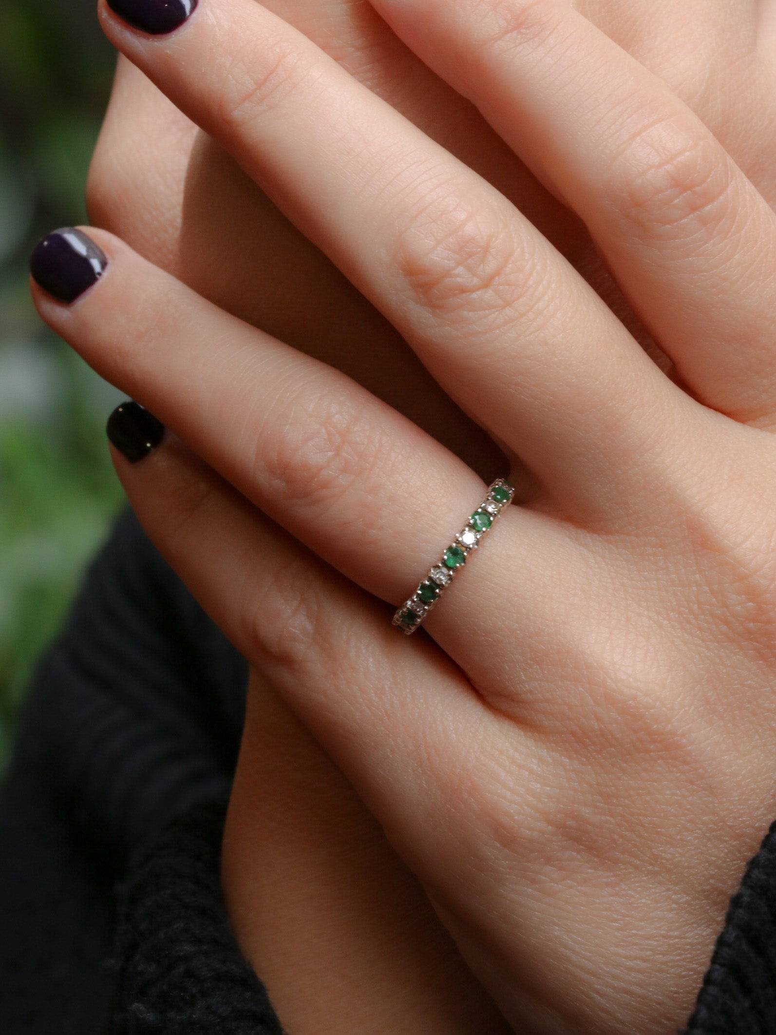 Alliance américaine en or blanc, diamants et émeraudes