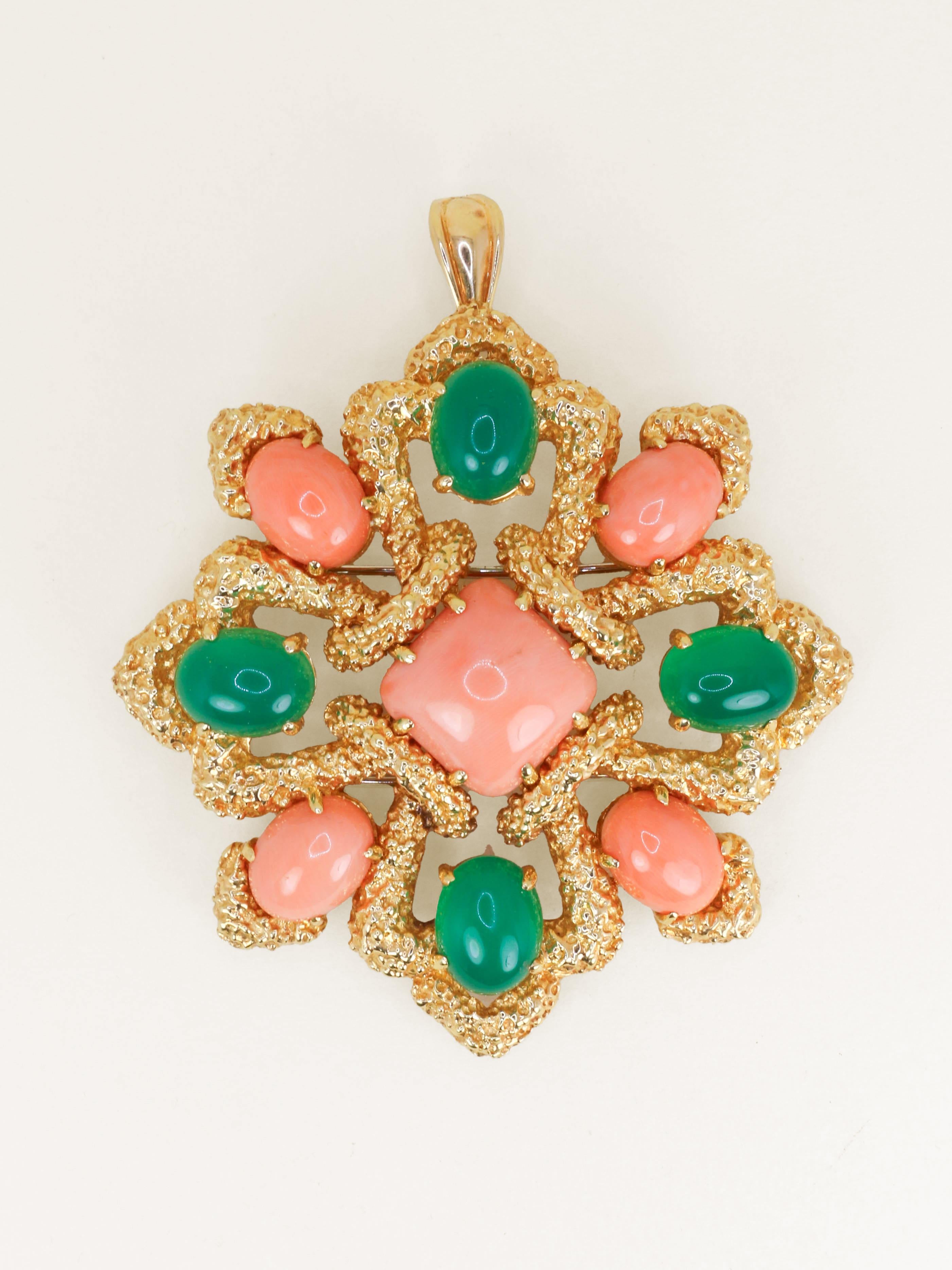 VAN CLEEF & ARPELS Pendentif broche Delphes or jaune corail chrysoprase
