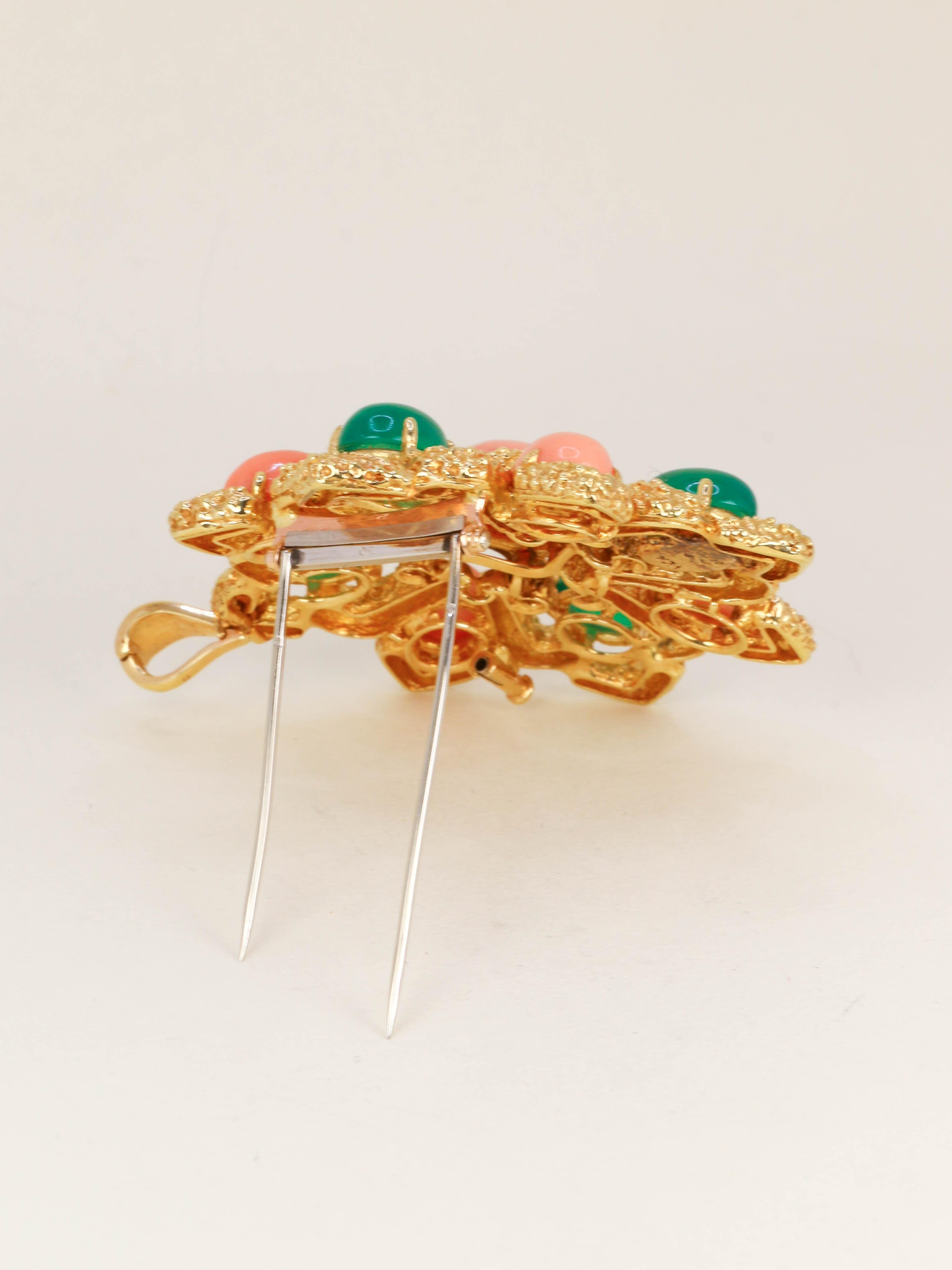 VAN CLEEF & ARPELS Pendentif broche Delphes or jaune corail chrysoprase