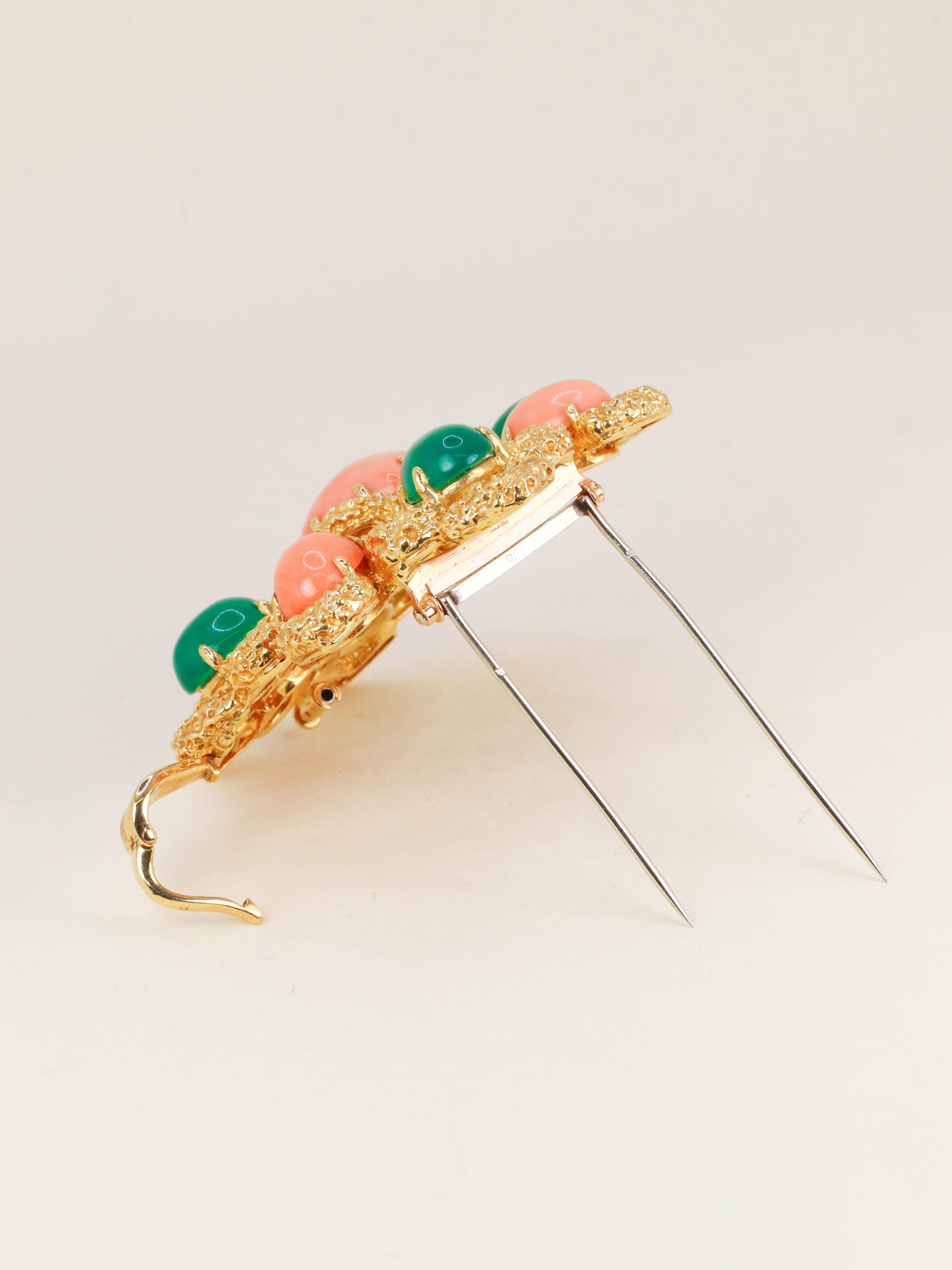 VAN CLEEF & ARPELS Pendentif broche Delphes or jaune corail chrysoprase