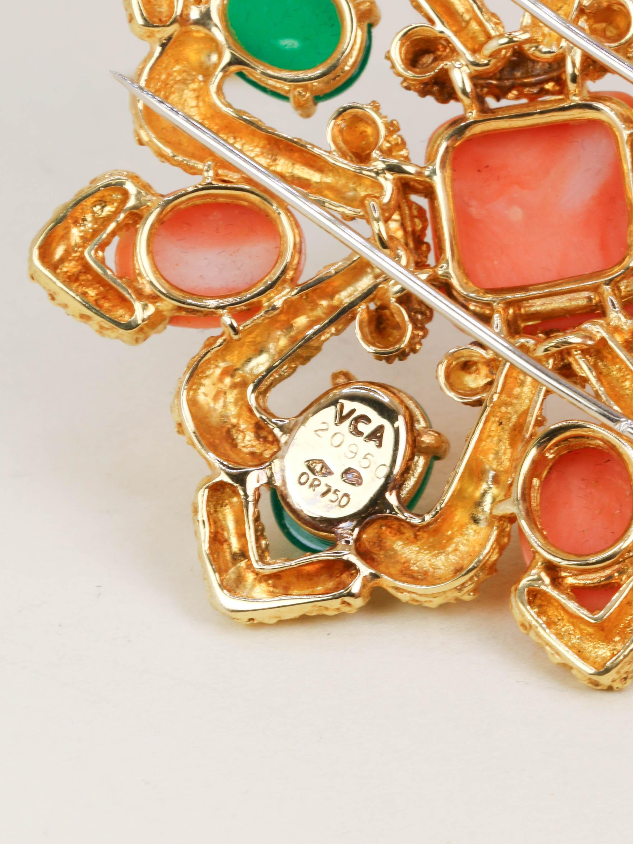 VAN CLEEF & ARPELS Pendentif broche Delphes or jaune corail chrysoprase