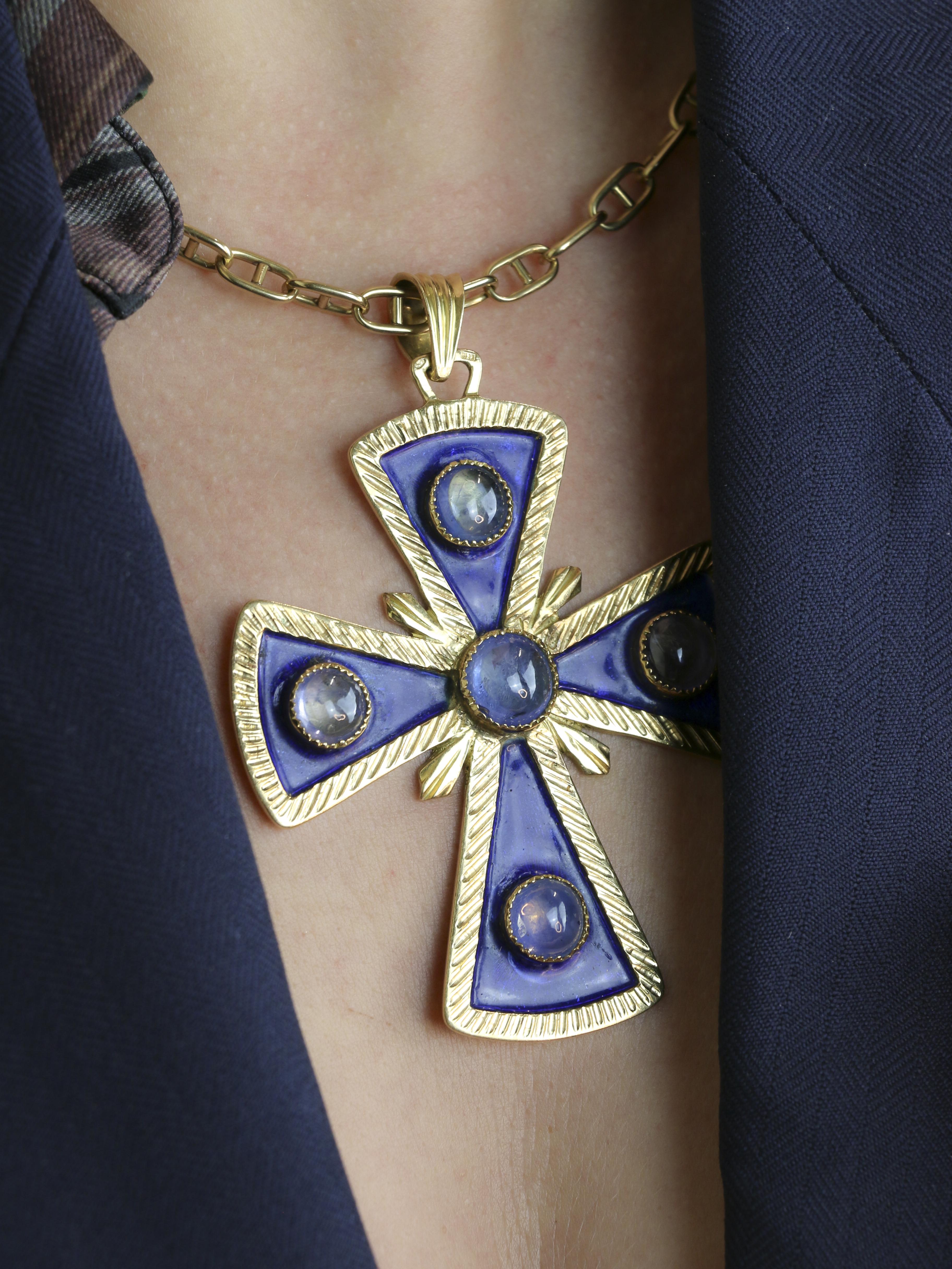 Pendentif croix pectorale or jaune émail cabochons de saphirs