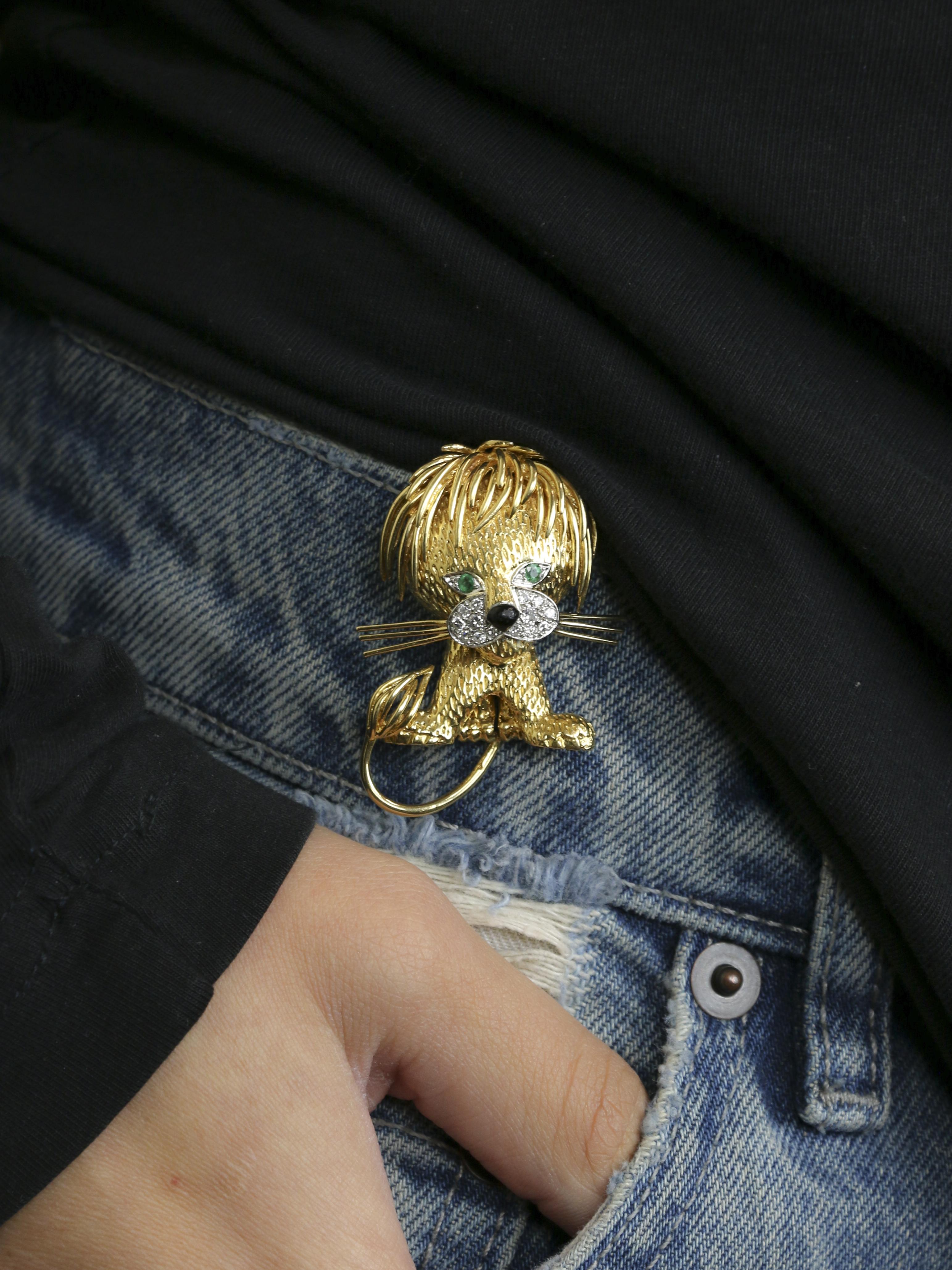 VAN CLEEF & ARPELS Broche Lion ébouriffé or diamants émeraudes