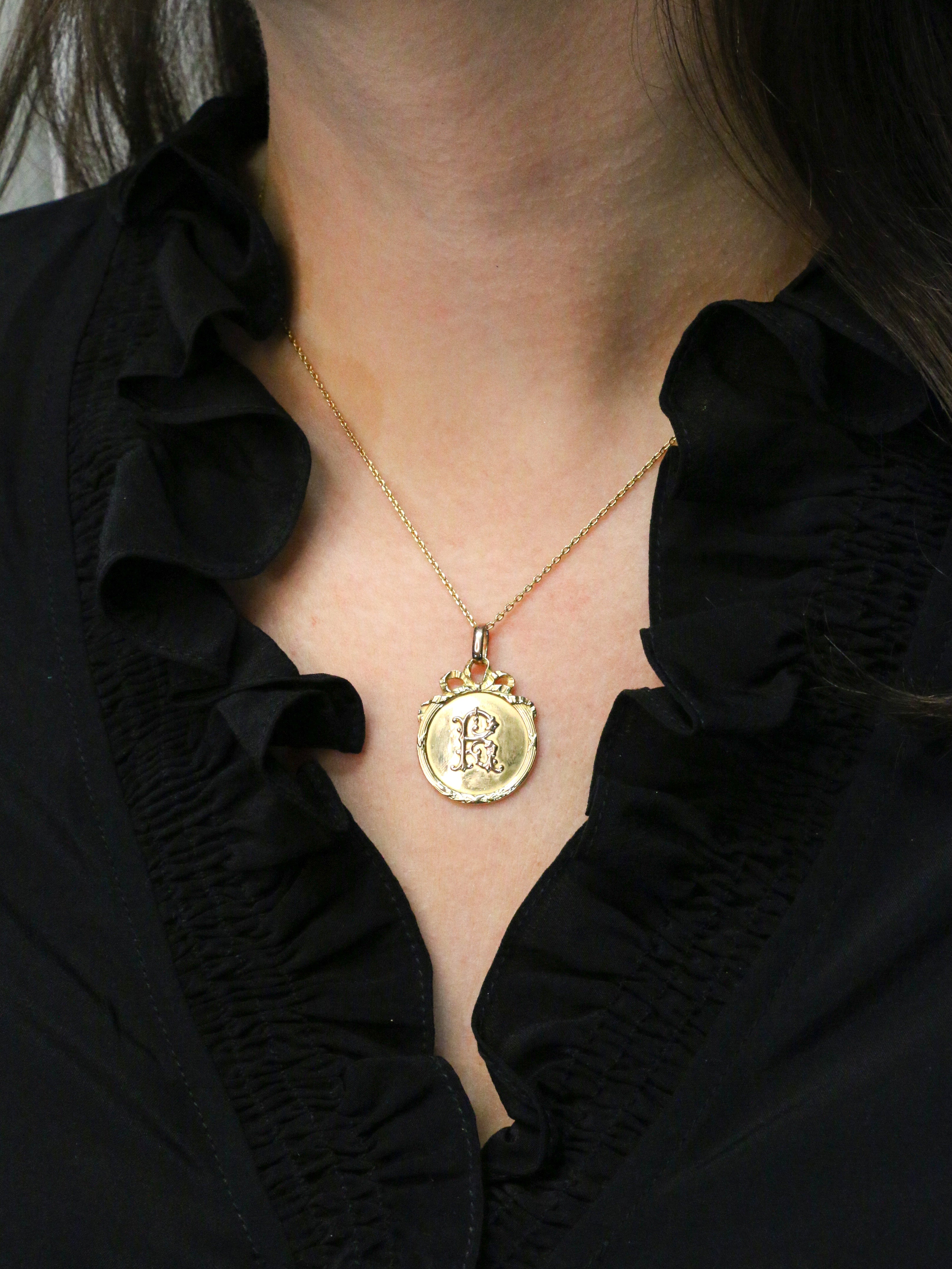 pendentif ronde or noeud Louis XVI
