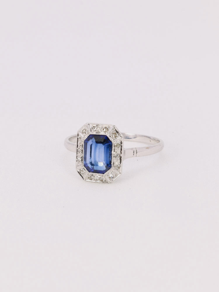 Bague vintage pierre bleue entourage diamants