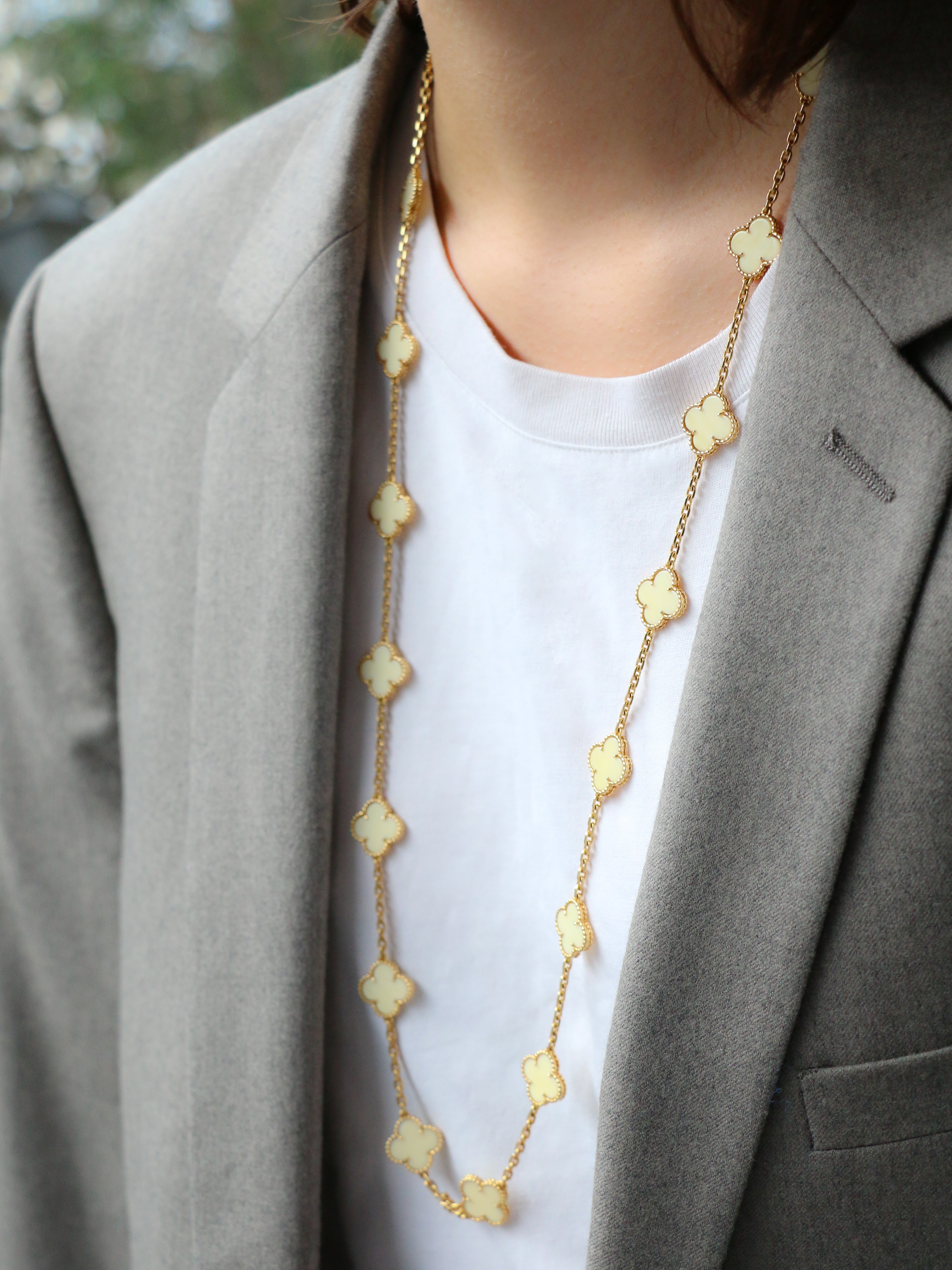 VAN CLEEF & ARPELS Sautoir Alhambra années 70 or jaune trèfles ivoire