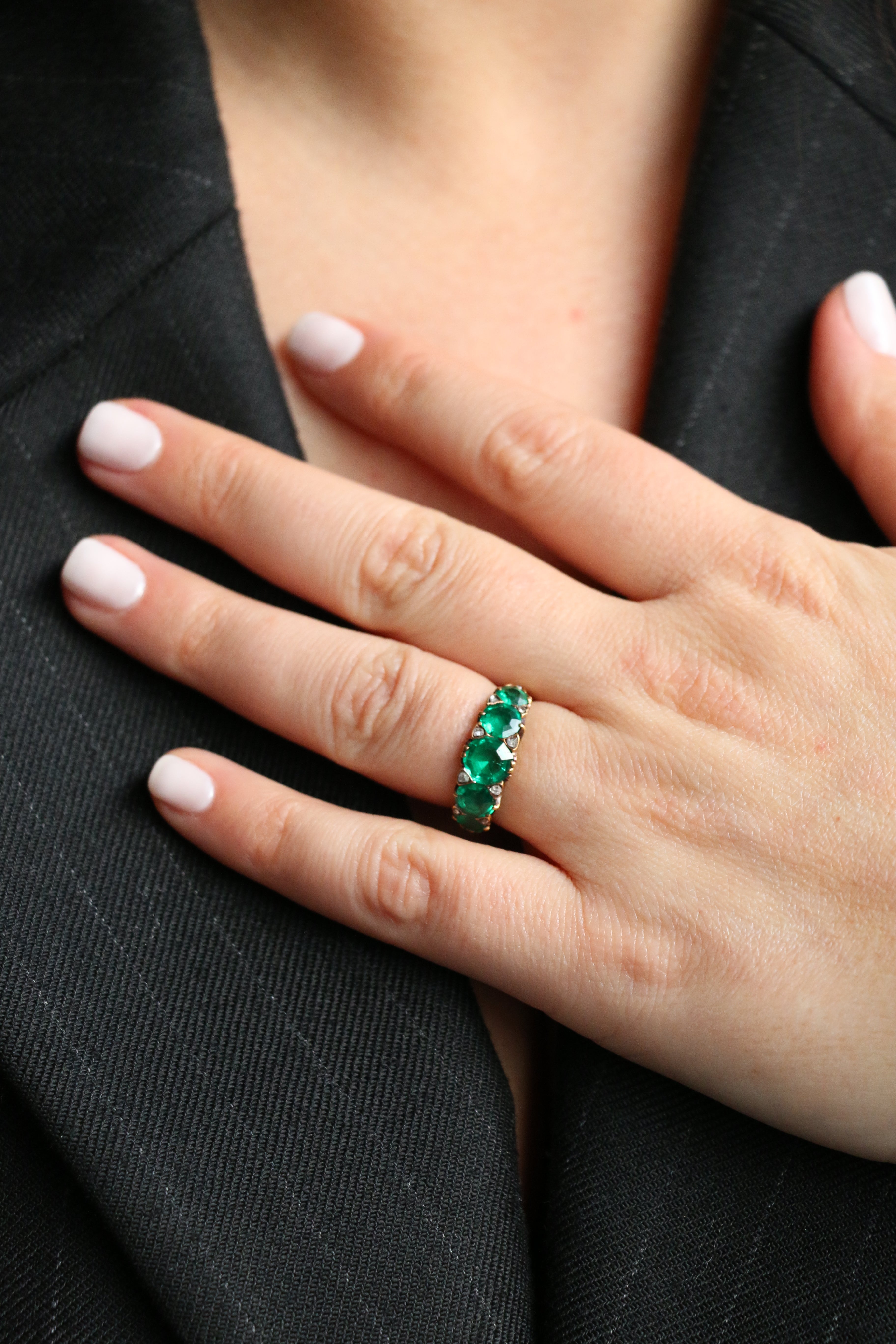 Bague victorienne émeraudes Muzo diamants
Bague jarretière en or 18k (750°/°°) sertie de 5 émeraudes colombiennes d’excellente couleur (insignificant/minor oil) pour un poids total d’environ 2,2 carats et de petits diamants taille rose. Les émeraudes proviennent de Colombie, de la célèbre mine de Muzo, qui a produit les plus belles émeraudes de l’histoire de la joaillerie. Un certificat a été réalisé précisant la provenance colombienne des émeraudes ainsi que l’imprégnation insignifiante à mineure d’huile