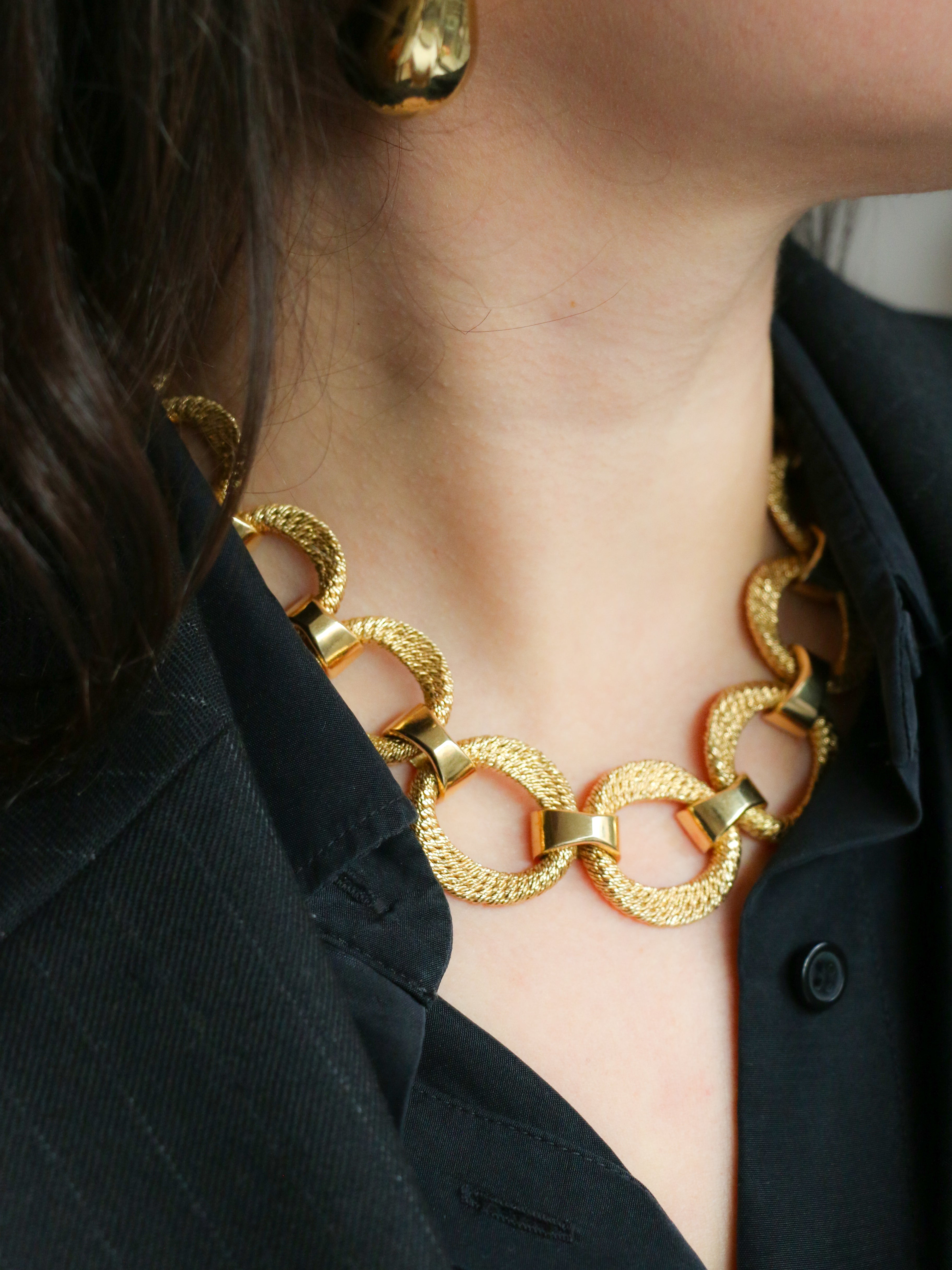 Collier Georges Lenfant maillons or jaune
Georges LENFANT
Rare collier en or jaune 18k (750°/°°) composé d’une alternance d’anneaux ronds modèle paillette en chute et de liens de même taille en or poli. Travail français des années 1970. Présence du poinçon de maître Georges Lenfant et poinçon tête d’aigle pour l’or 18 carats.
Longueur : 42,5 cm
Poids net : 141,46 grammes 