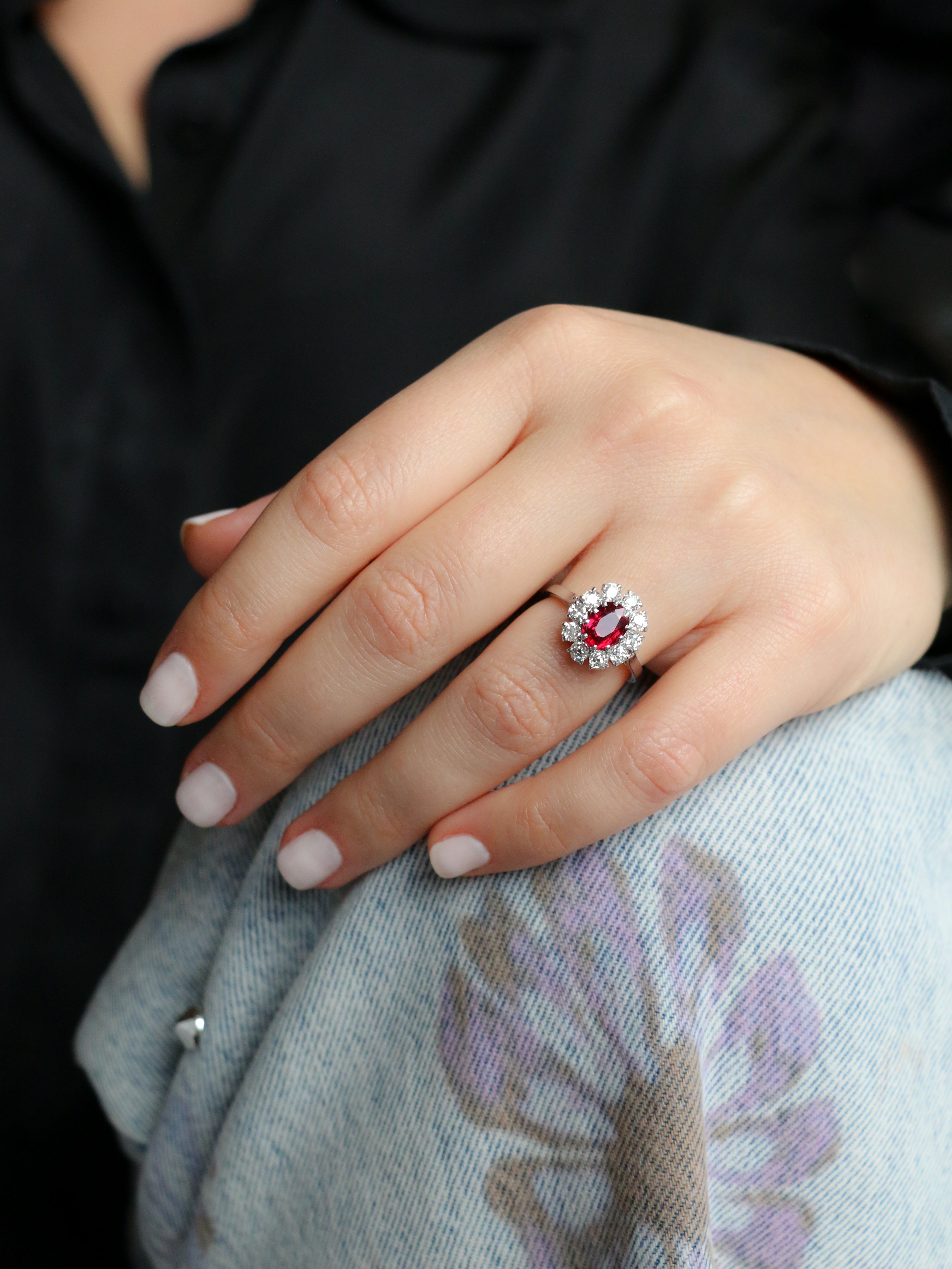 Bague marguerite vintage or blanc diamants taille ancienne rubis Thaï non chauffé 1,69 ct
Bague marguerite en or blanc 18k (750°/°°) et platine sertie en son centre d'un rubis ovale Thaï non chauffé pesant 1.69 carat (7.99x5.98x3.87 mm) dans un entourage de 10 diamants taille ancienne de belle qualité pesant chacun 0.08 carat. Présence d’un certificat pour la pierre de centre. Travail français circa 1950. Présence du poinçon tête de chien pour le platine. Un certificat accompagne la pierre centrale.
Tour