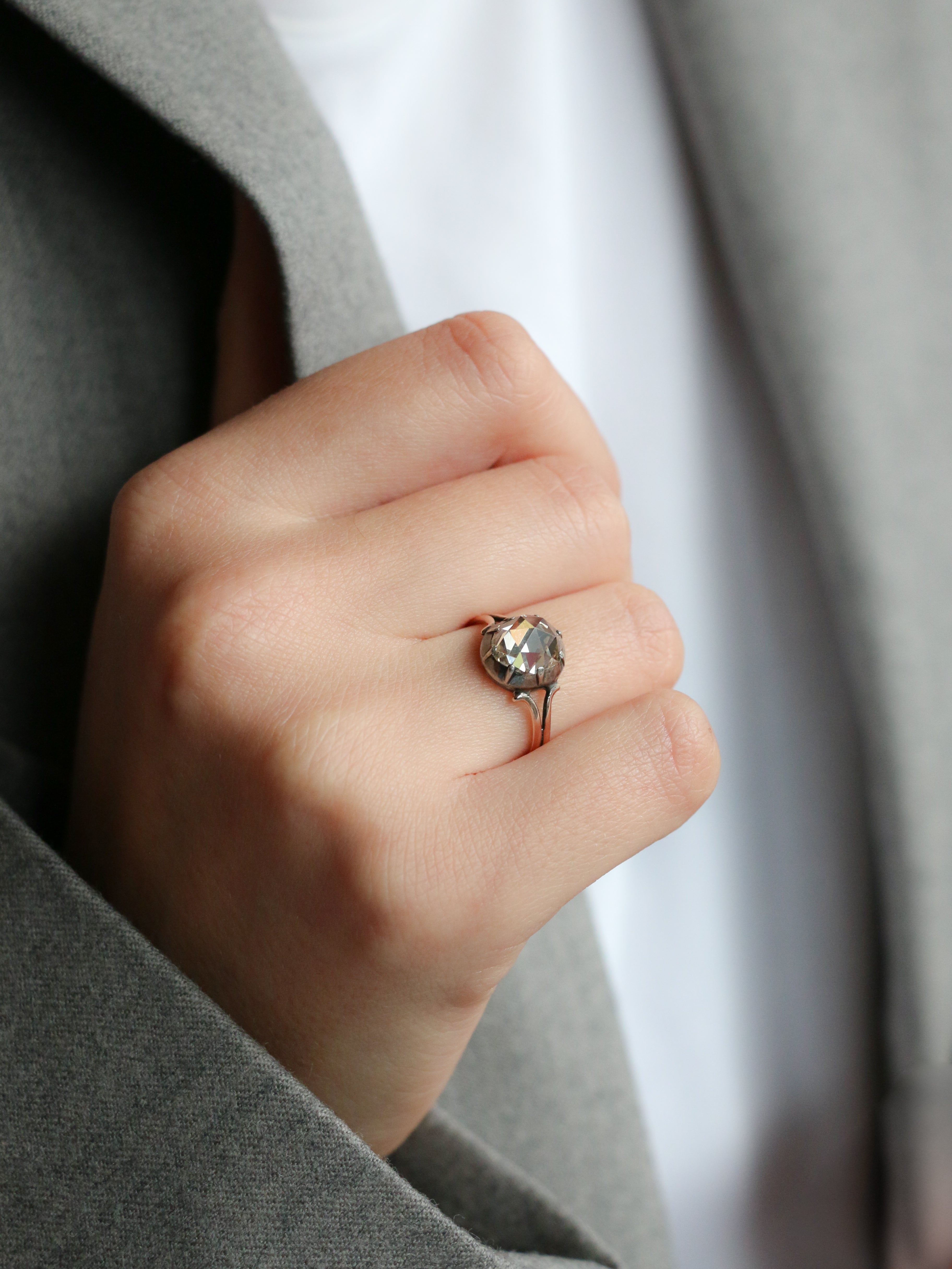 Bague solitaire or rose argent diamant taille rose 1,6 ct
Bague solitaire en or rose 9k (375°/°°) et argent sertie en son centre d'un diamant taille rose brun pesant 1,6 carats. Travail probablement français du milieu 19ème siècle. Présence d'un poinçon ET pour l'or bas titre.
Tour de doigt : 52, mise à taille possible
Poids brut : 2,25 grammes