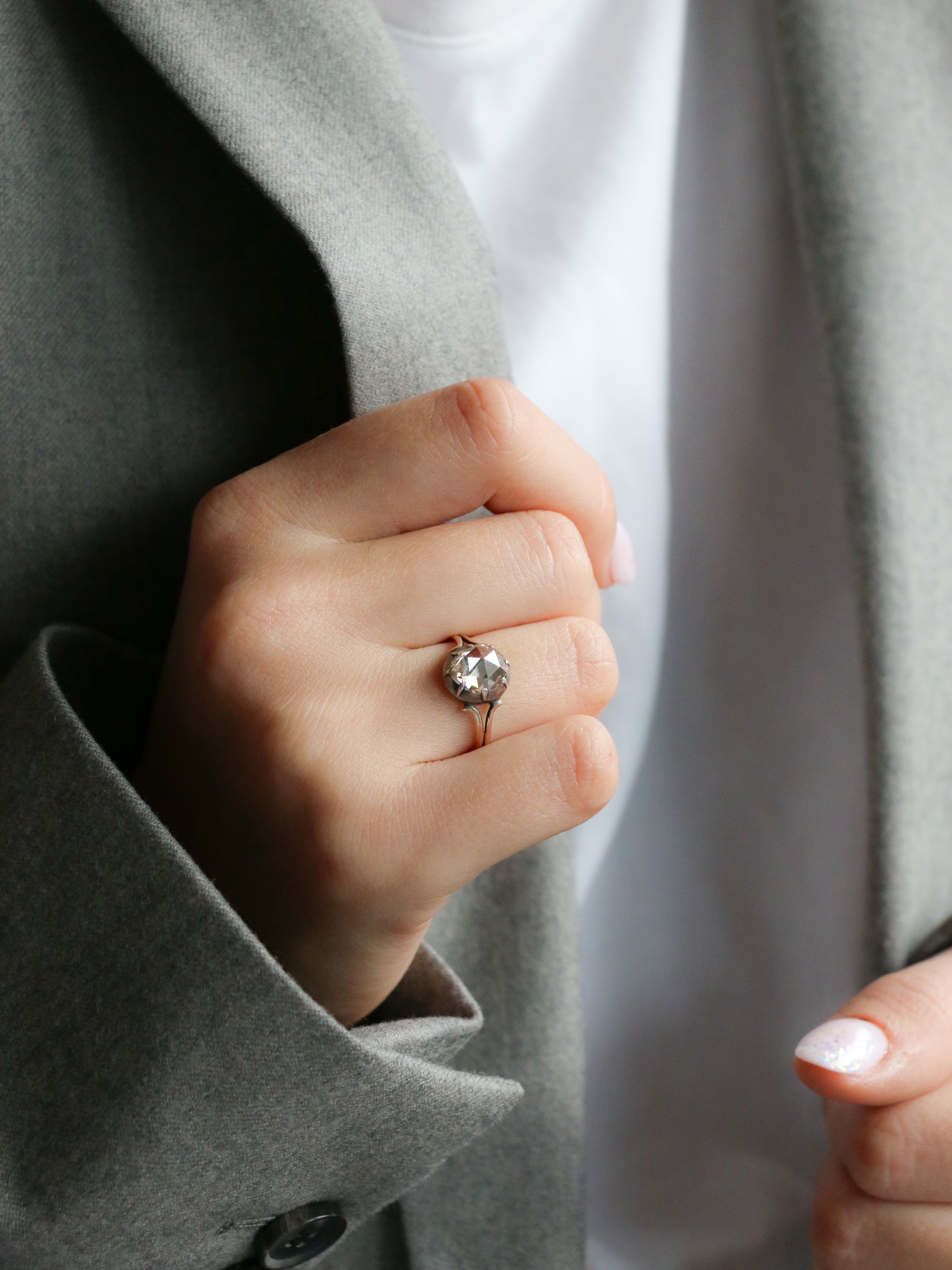 Bague solitaire or rose argent diamant taille rose 1,6 ct
Bague solitaire en or rose 9k (375°/°°) et argent sertie en son centre d'un diamant taille rose brun pesant 1,6 carats. Travail probablement français du milieu 19ème siècle. Présence d'un poinçon ET pour l'or bas titre.
Tour de doigt : 52, mise à taille possible
Poids brut : 2,25 grammes