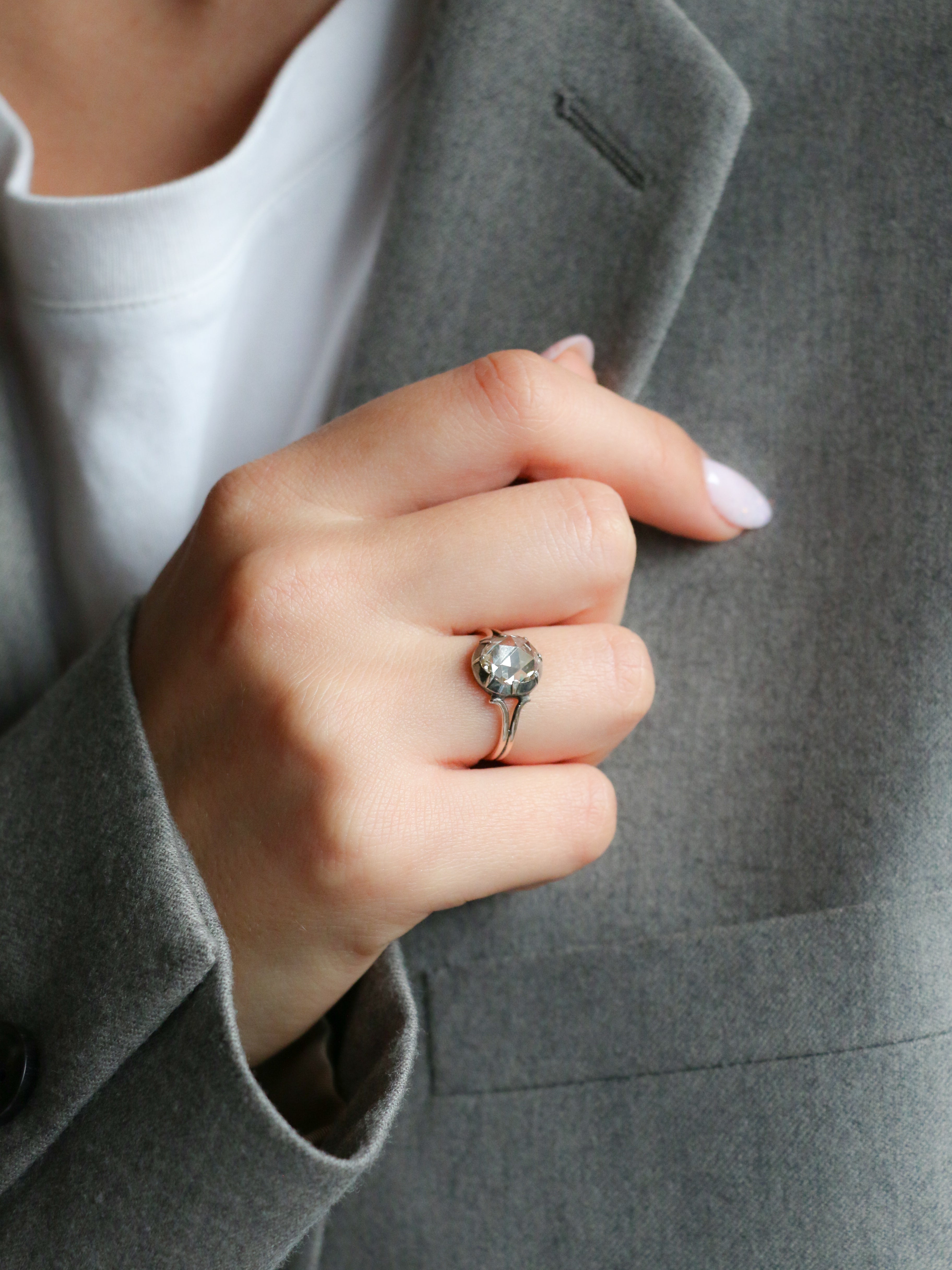 Bague solitaire or rose argent diamant taille rose 1,6 ct
Bague solitaire en or rose 9k (375°/°°) et argent sertie en son centre d'un diamant taille rose brun pesant 1,6 carats. Travail probablement français du milieu 19ème siècle. Présence d'un poinçon ET pour l'or bas titre.
Tour de doigt : 52, mise à taille possible
Poids brut : 2,25 grammes