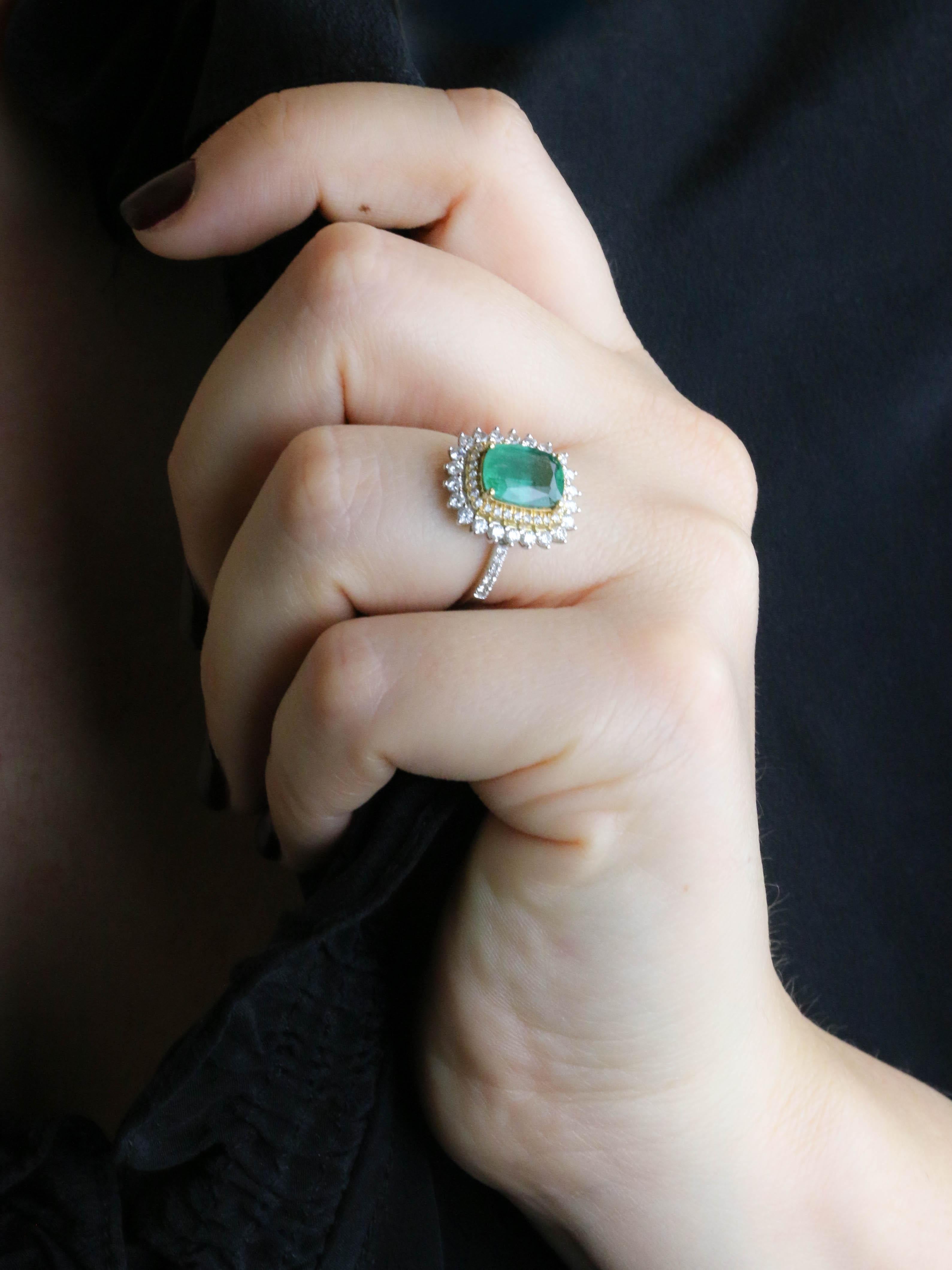 Bague or blanc émeraude 2,17 carats entourage diamants