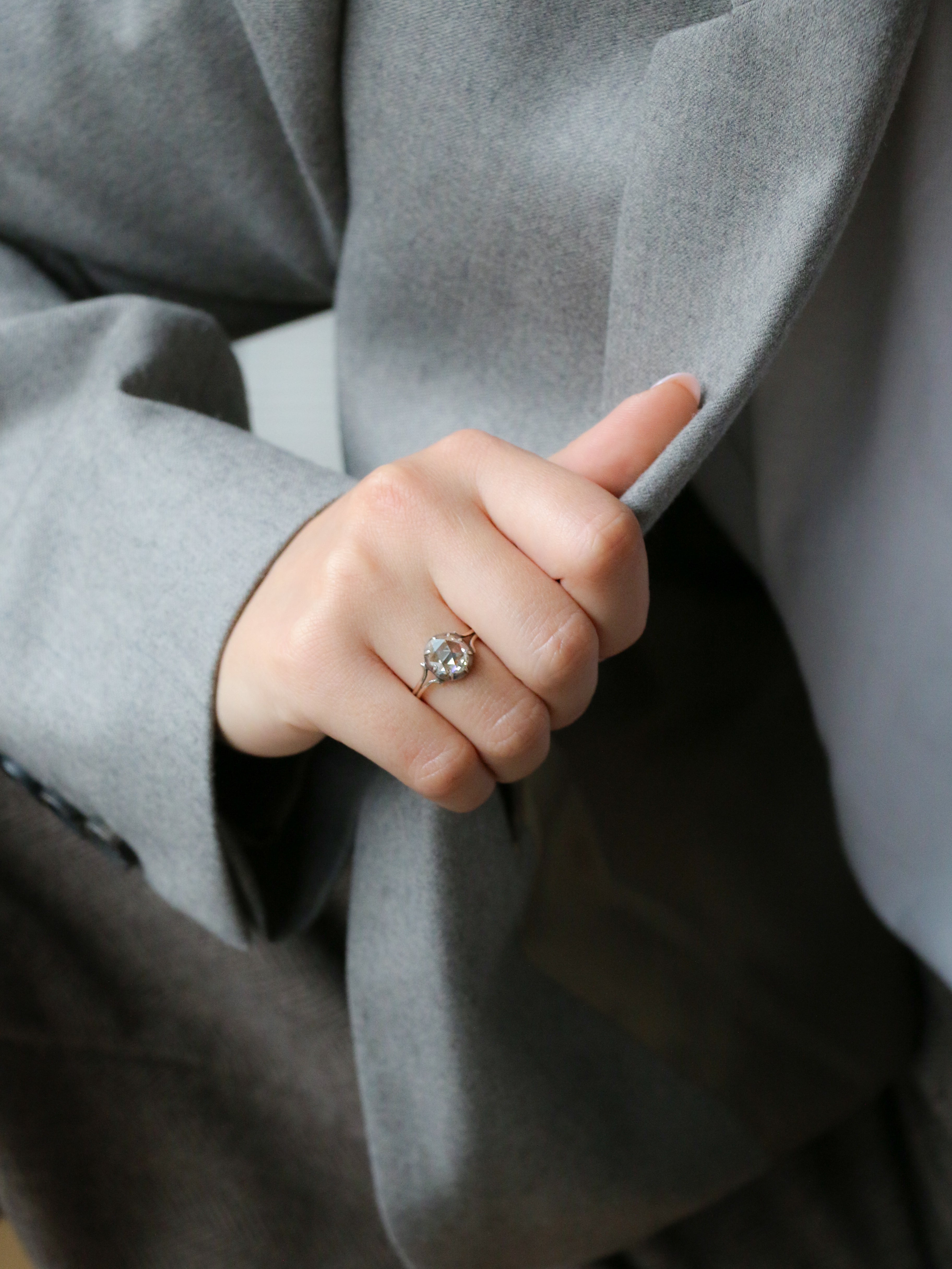 Bague solitaire or rose argent diamant taille rose 1,6 ct
Bague solitaire en or rose 9k (375°/°°) et argent sertie en son centre d'un diamant taille rose brun pesant 1,6 carats. Travail probablement français du milieu 19ème siècle. Présence d'un poinçon ET pour l'or bas titre.
Tour de doigt : 52, mise à taille possible
Poids brut : 2,25 grammes