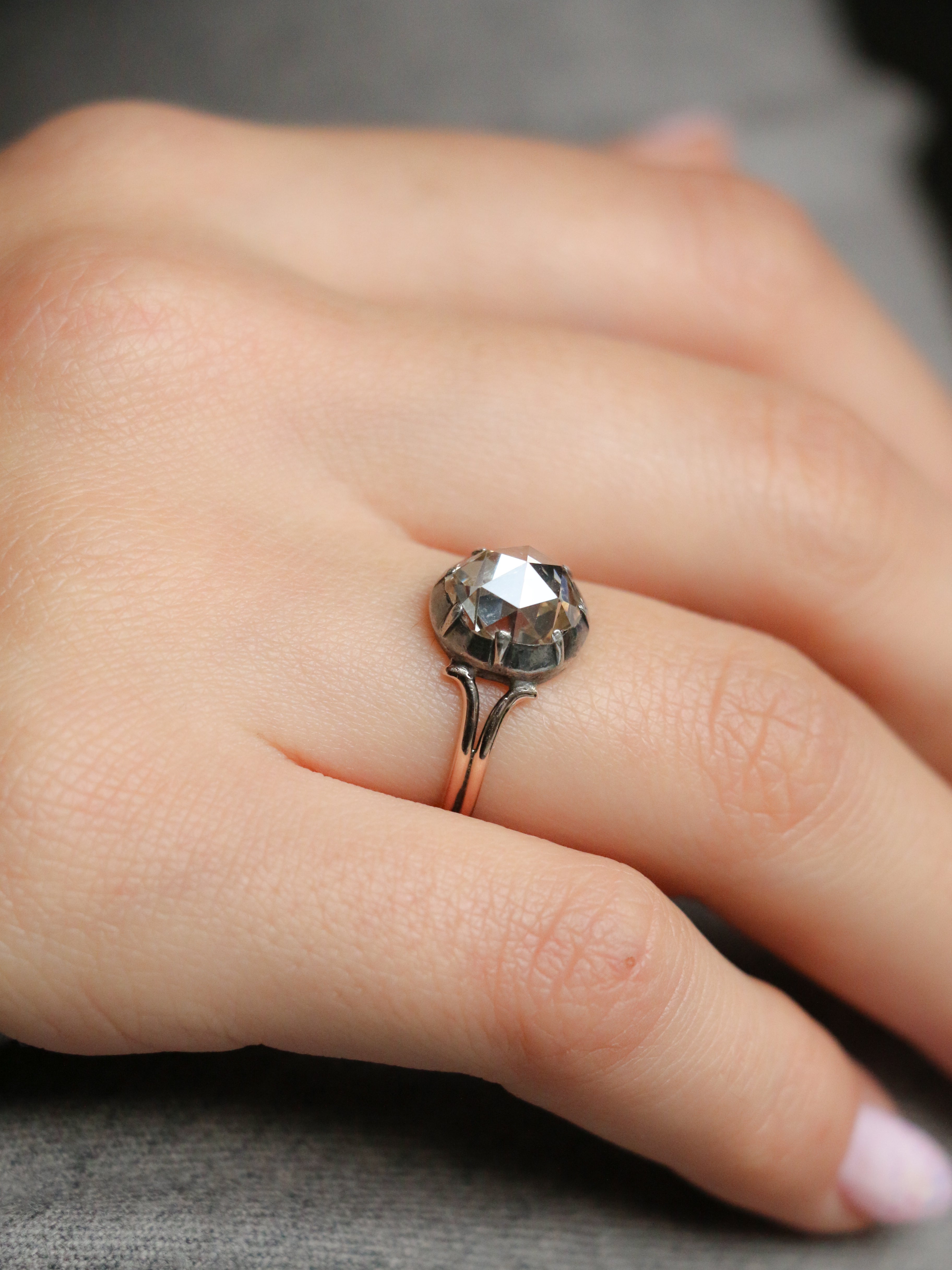 Bague solitaire or rose argent diamant taille rose 1,6 ct
Bague solitaire en or rose 9k (375°/°°) et argent sertie en son centre d'un diamant taille rose brun pesant 1,6 carats. Travail probablement français du milieu 19ème siècle. Présence d'un poinçon ET pour l'or bas titre.
Tour de doigt : 52, mise à taille possible
Poids brut : 2,25 grammes