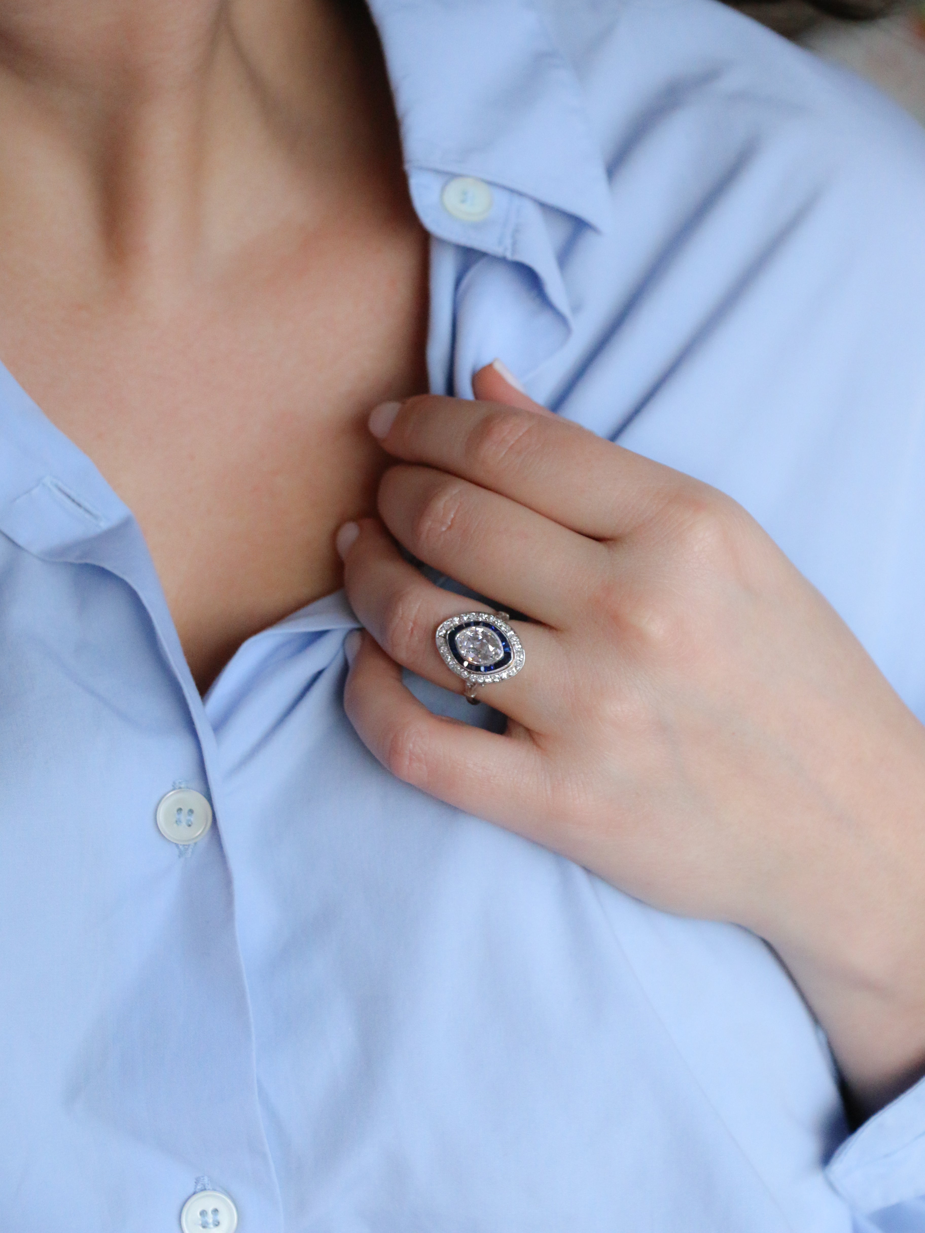 Bague Art Déco diamants saphirs calibrés
Bague Art-Déco en or 18k (750°/°°) platine sertie en son centre d’un diamant marquise taille ancienne (movale) pesant 2.15 carats de qualité F SI2 dans un entourage de saphirs calibrés et de diamants taille 8x8. Travail français Art-Déco circa 1925. A noter qu'un certificat LFG est disponible pour la pierre de centre.
Tour de doigt 55, mise à taille possible
Dimensions du motif central : 2 x 1.5 cm
Poids brut : 6.10 grammes