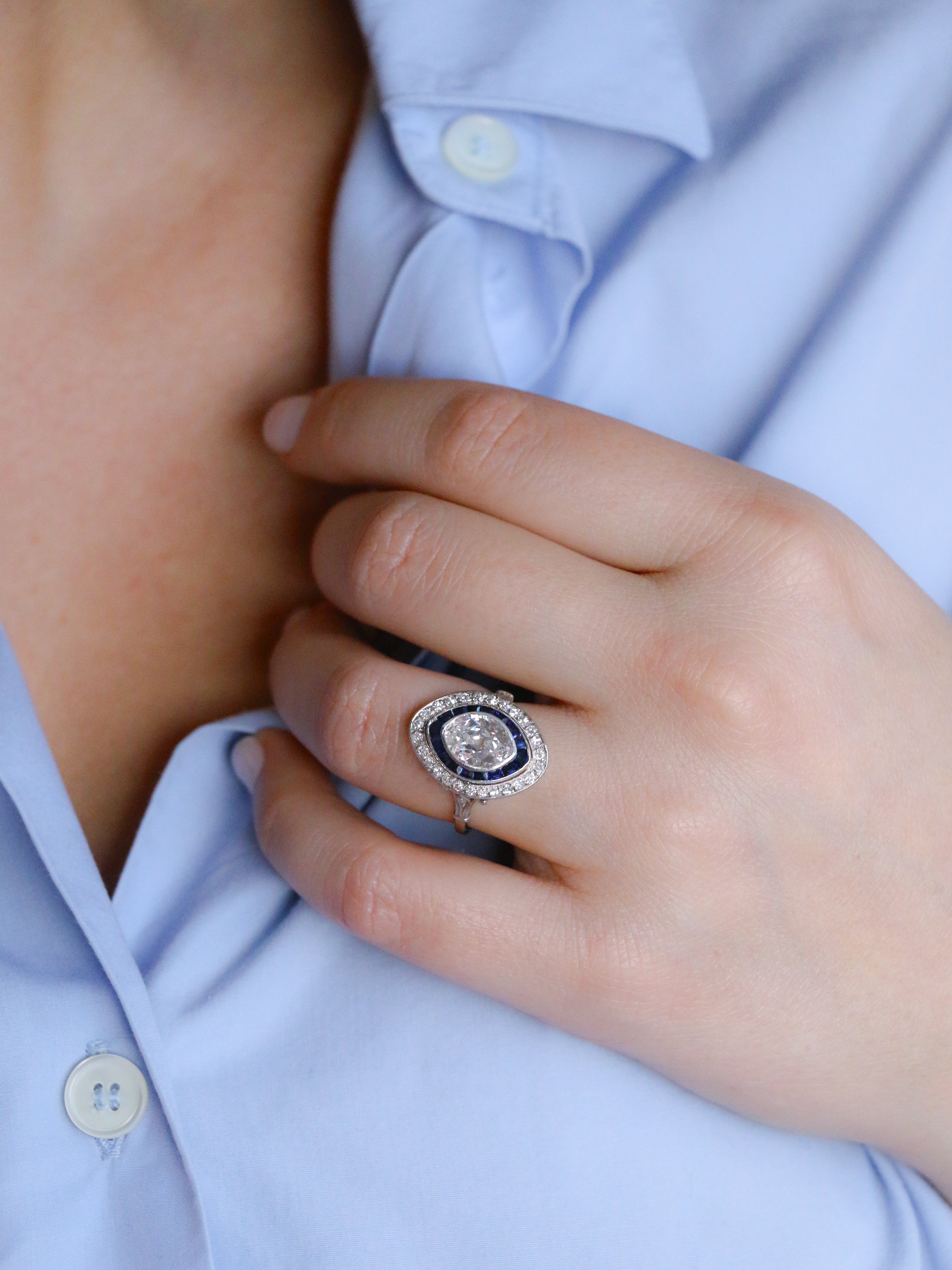 Bague Art Déco diamants saphirs calibrés
Bague Art-Déco en or 18k (750°/°°) platine sertie en son centre d’un diamant marquise taille ancienne (movale) pesant 2.15 carats de qualité F SI2 dans un entourage de saphirs calibrés et de diamants taille 8x8. Travail français Art-Déco circa 1925. A noter qu'un certificat LFG est disponible pour la pierre de centre.
Tour de doigt 55, mise à taille possible
Dimensions du motif central : 2 x 1.5 cm
Poids brut : 6.10 grammes