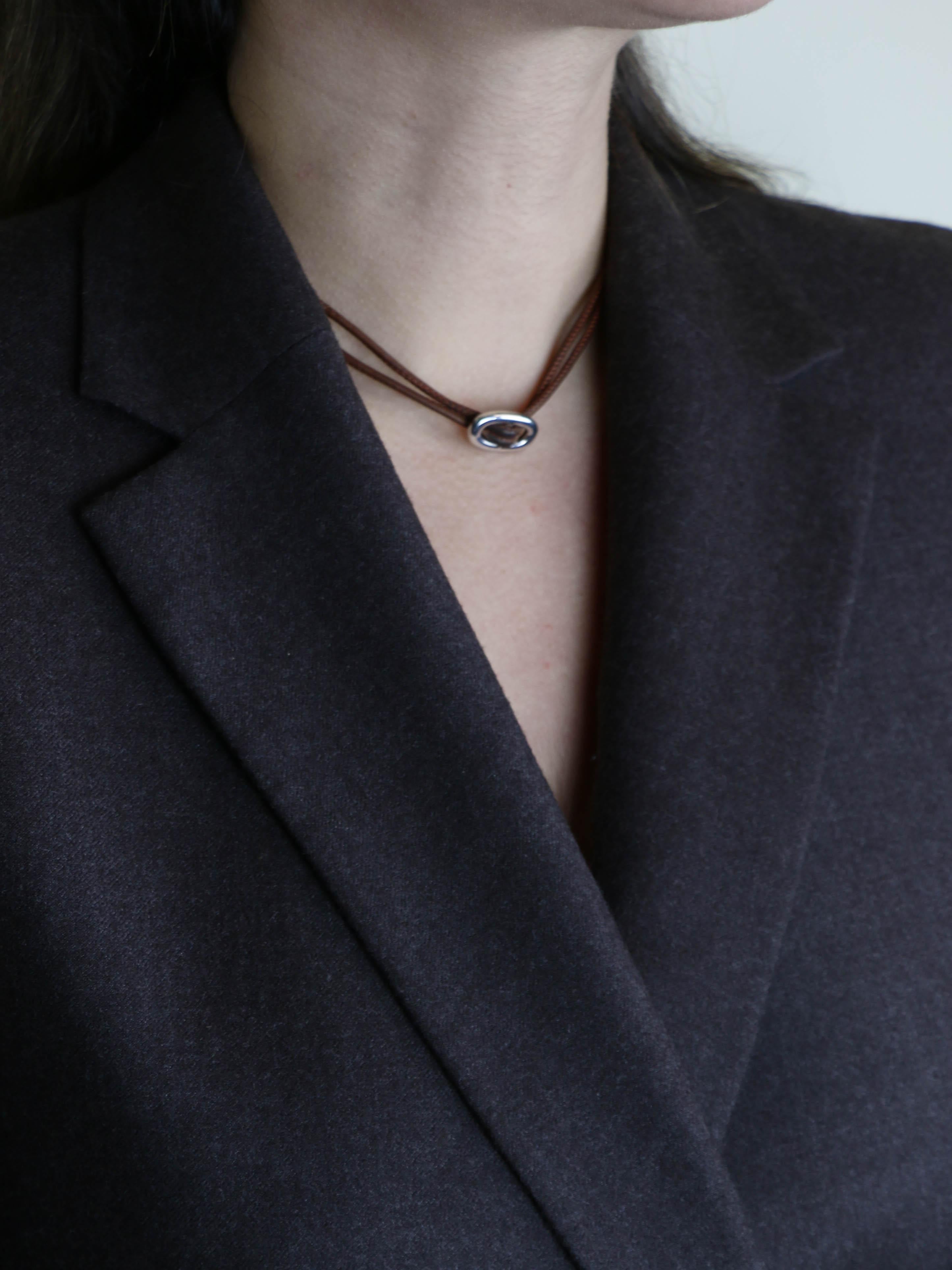 HERMES Collier GLENAN argent cuir marron