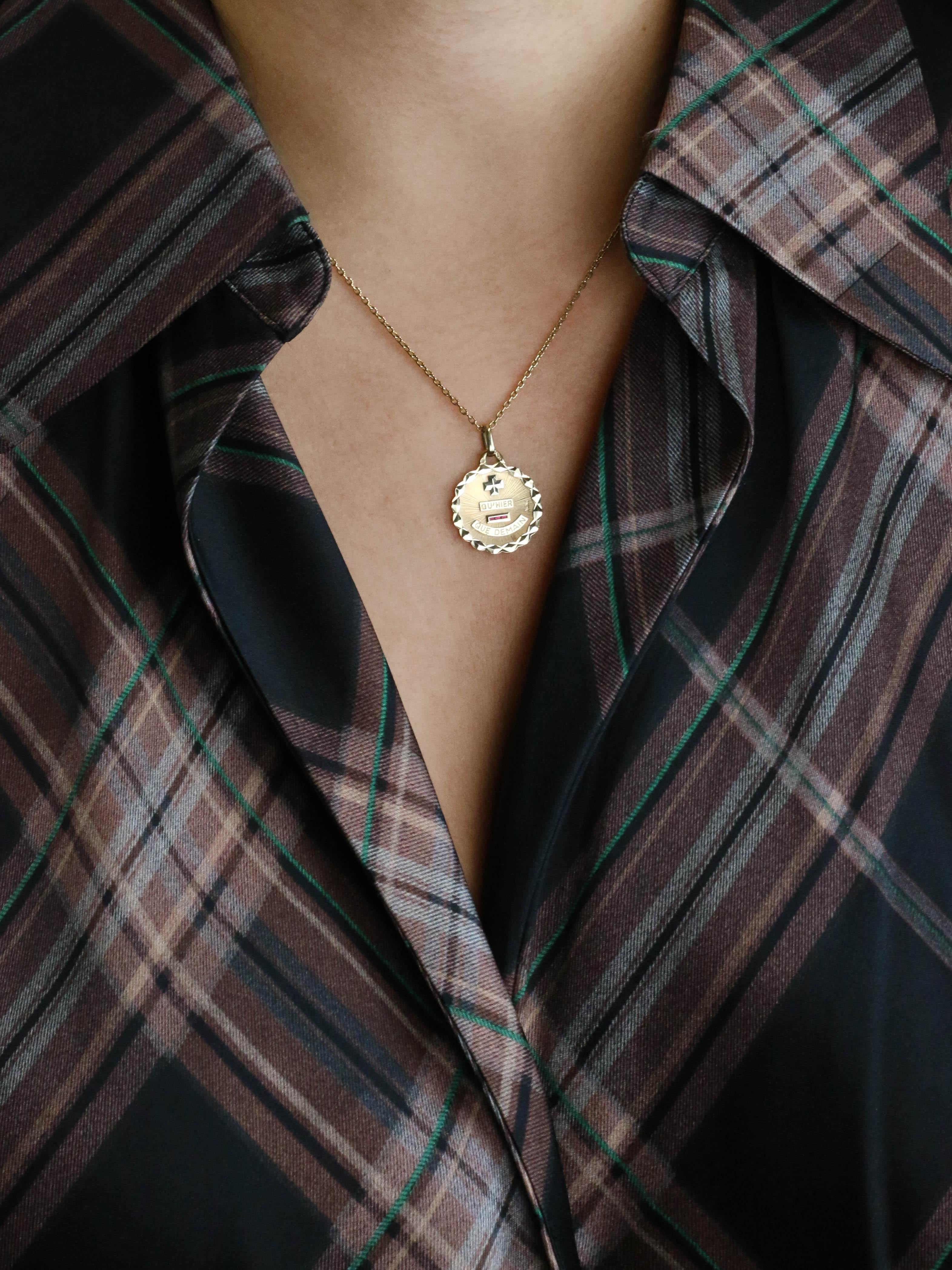 AUGIS Médaille Amour ronde Plus Hier Moins Demain or jaune rubis