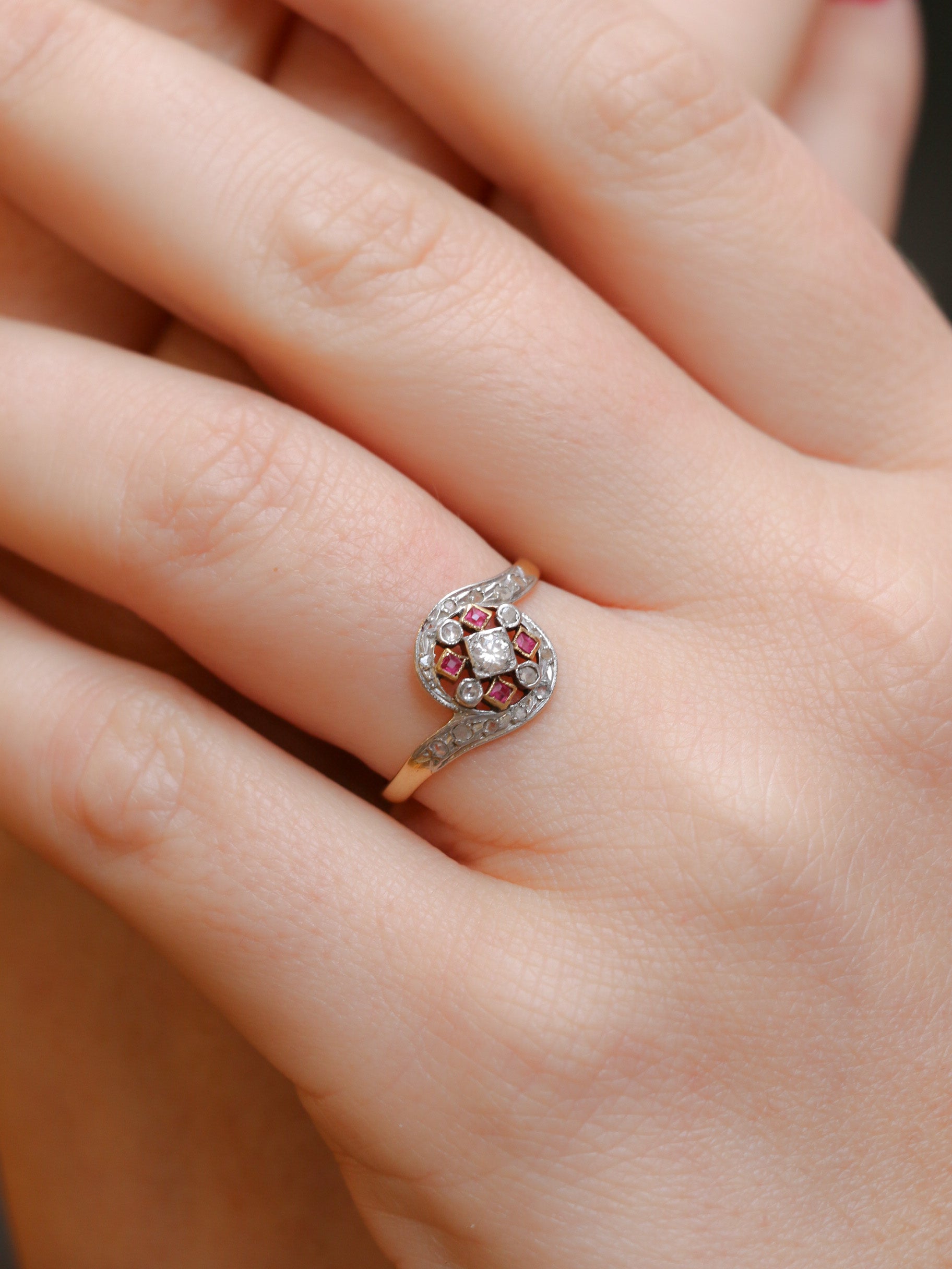 Bague tourbillon en or, diamants et rubis