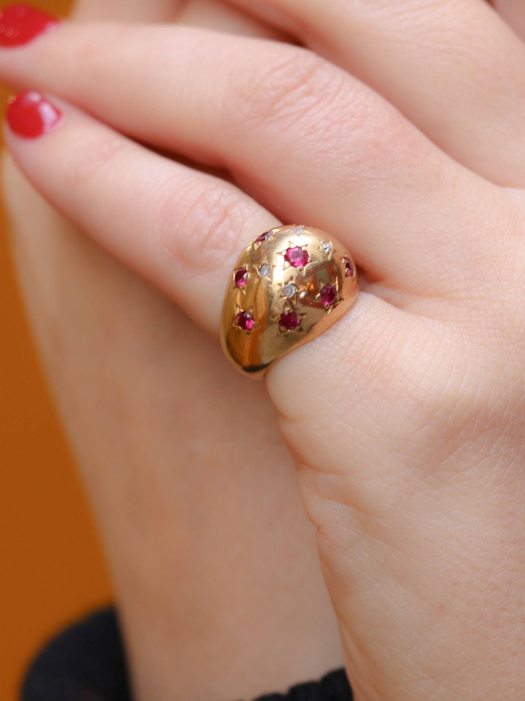 Bague boule vintage en or jaune, rubis et diamants