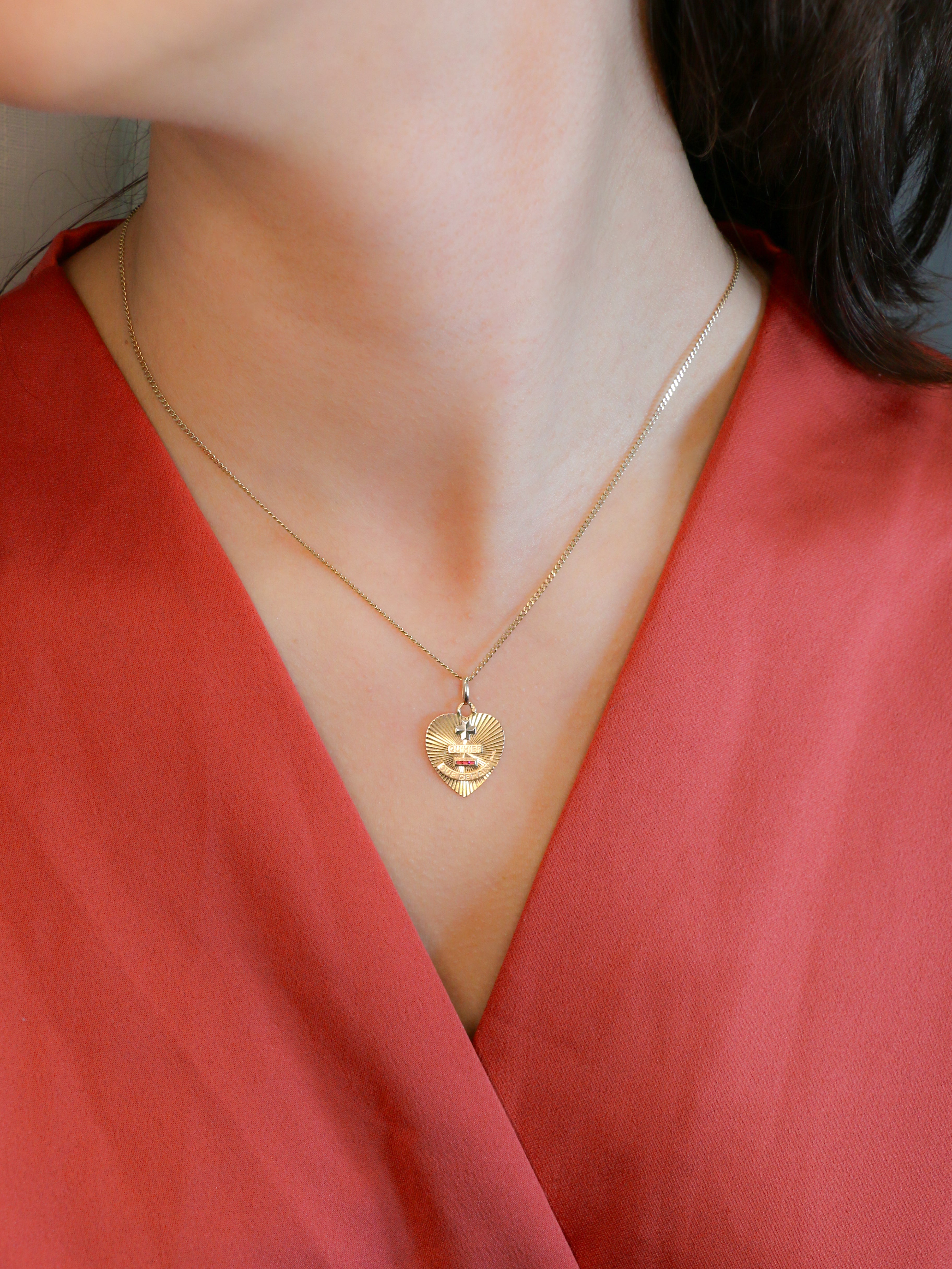 Médaille Amour Coeur or Jaune Plus hier moins demain rubis
Médaille Amour striée en or jaune 18k (750°/°°) sertie de trois rubis synthétiques. Ce modèle n'est plus disponible à la vente aujourd'hui. La célèbre mention Plus qu’hier Moins que demain, inspirée des vers de Rosemonde Gérard Rostand, est inscrite sur la médaille. Travail français des années 1970, signé A.Augis. Présence du poinçon tête d’aigle et du poinçon de fabricant sur la bélière.
Hauteur bélière incluse : 2 cm
Largeur : 1,7 cm