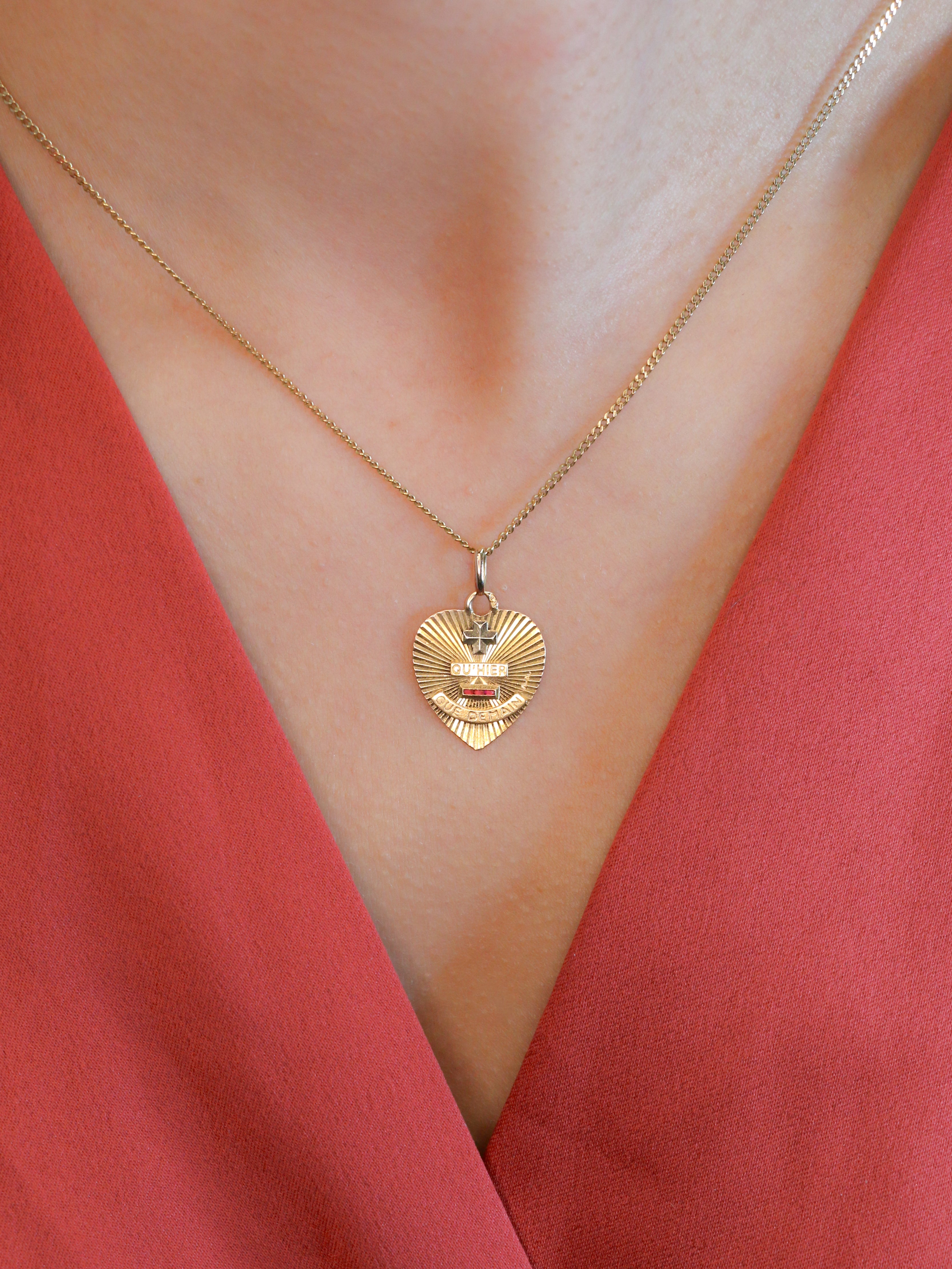 Médaille Amour Coeur or Jaune Plus hier moins demain rubis
Médaille Amour striée en or jaune 18k (750°/°°) sertie de trois rubis synthétiques. Ce modèle n'est plus disponible à la vente aujourd'hui. La célèbre mention Plus qu’hier Moins que demain, inspirée des vers de Rosemonde Gérard Rostand, est inscrite sur la médaille. Travail français des années 1970, signé A.Augis. Présence du poinçon tête d’aigle et du poinçon de fabricant sur la bélière.
Hauteur bélière incluse : 2 cm
Largeur : 1,7 cm
