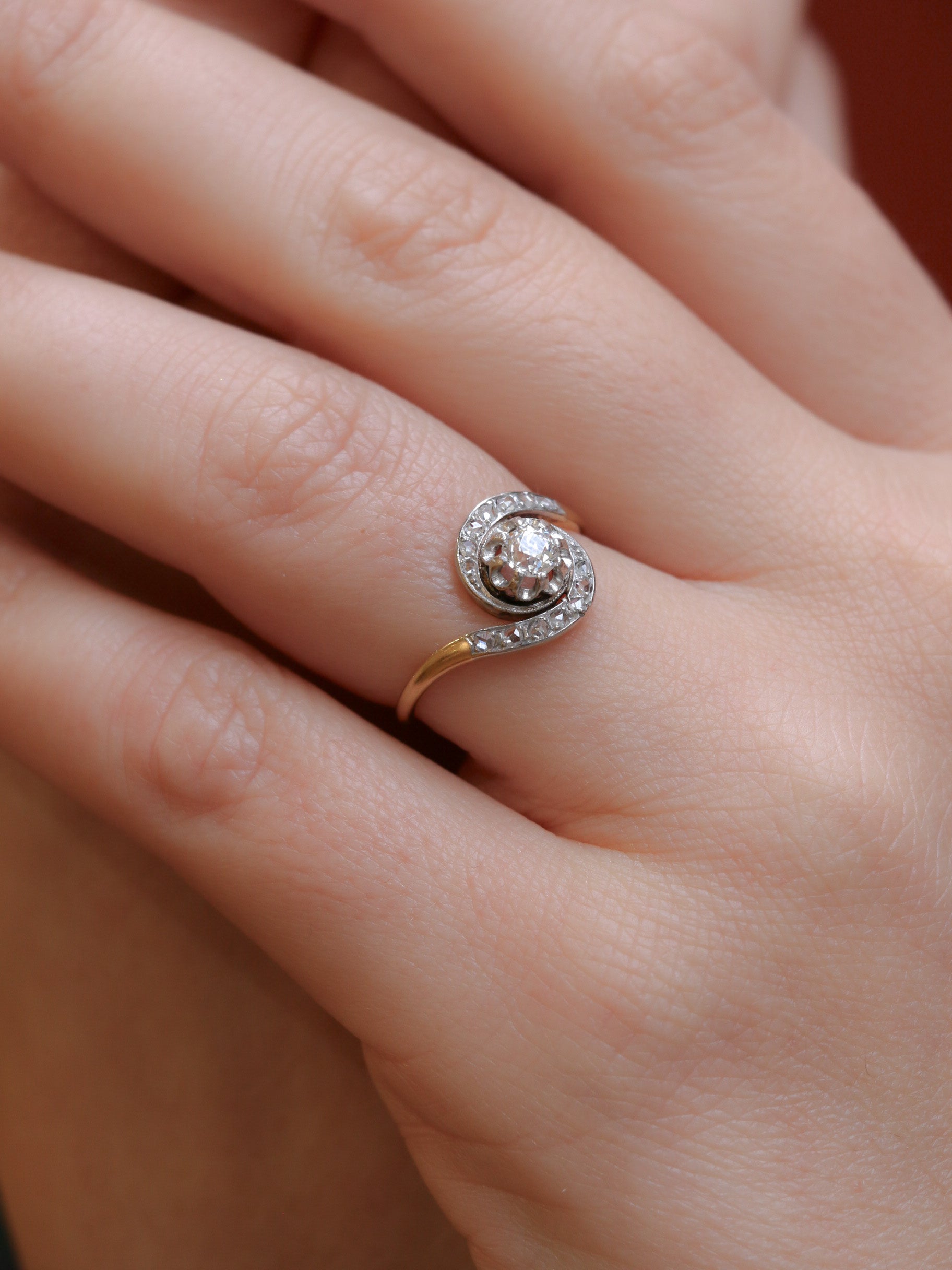 Bague tourbillon en or et diamant taille ancienne