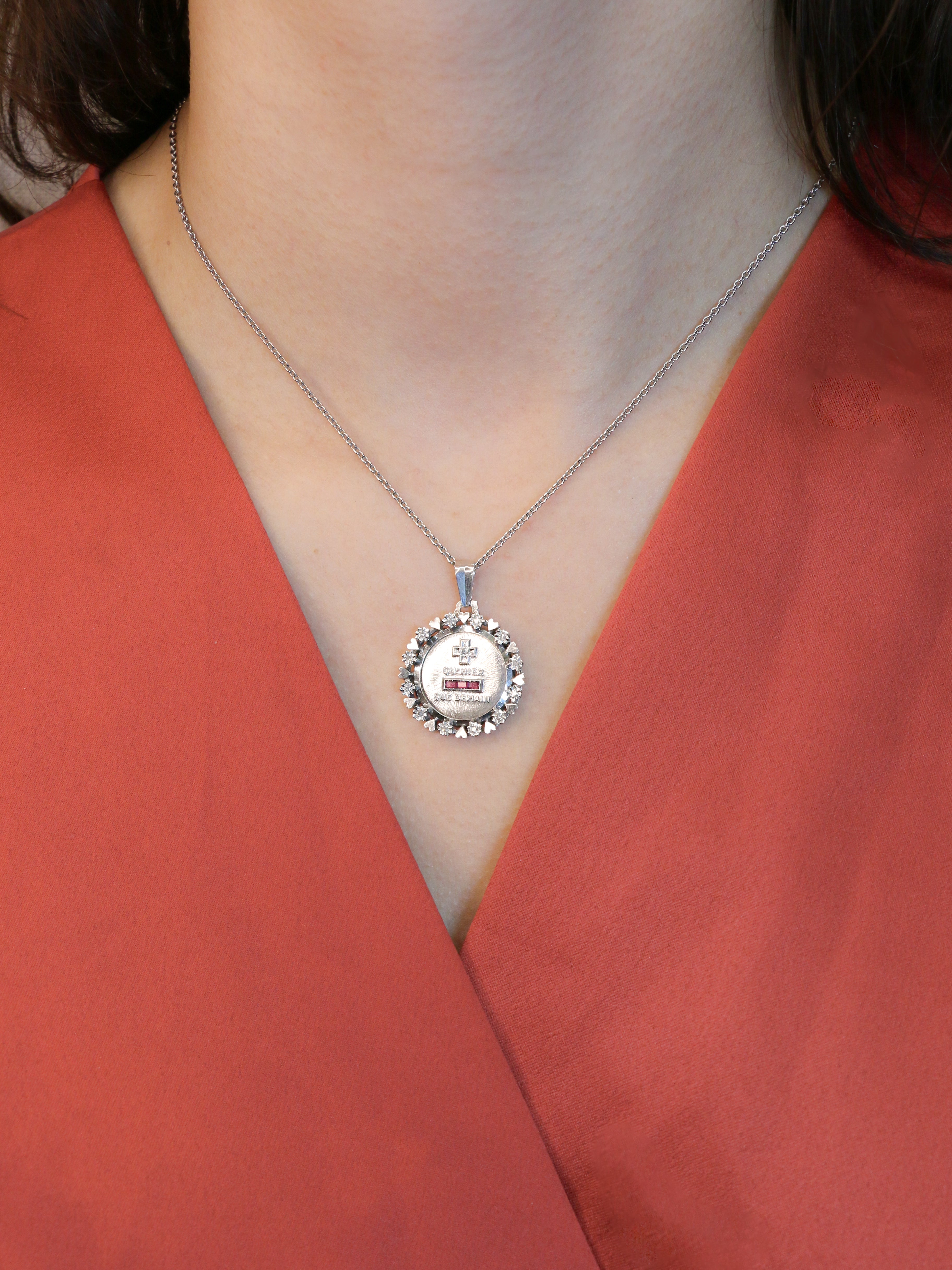 Médaille amour Augis vintage entourage coeur diamant Plus hier moins demain
Médaille amour Augis en or 18k (750°/°°) sertie de trois rubis synthétiques et d'un diamant taille 8x8 dans un entourage rayonnant. La médaille est inscrite dans un entourage composée d'une alternance de coeur et de diamants taille 8/8. La célèbre mention "Plus qu'hier moins que demain" inspirée des vers de Rosemonde Gérard Rostand est inscrite sur la médaille. Travail français vintage. Poinçon tête d'aigle et poinçon de A. A