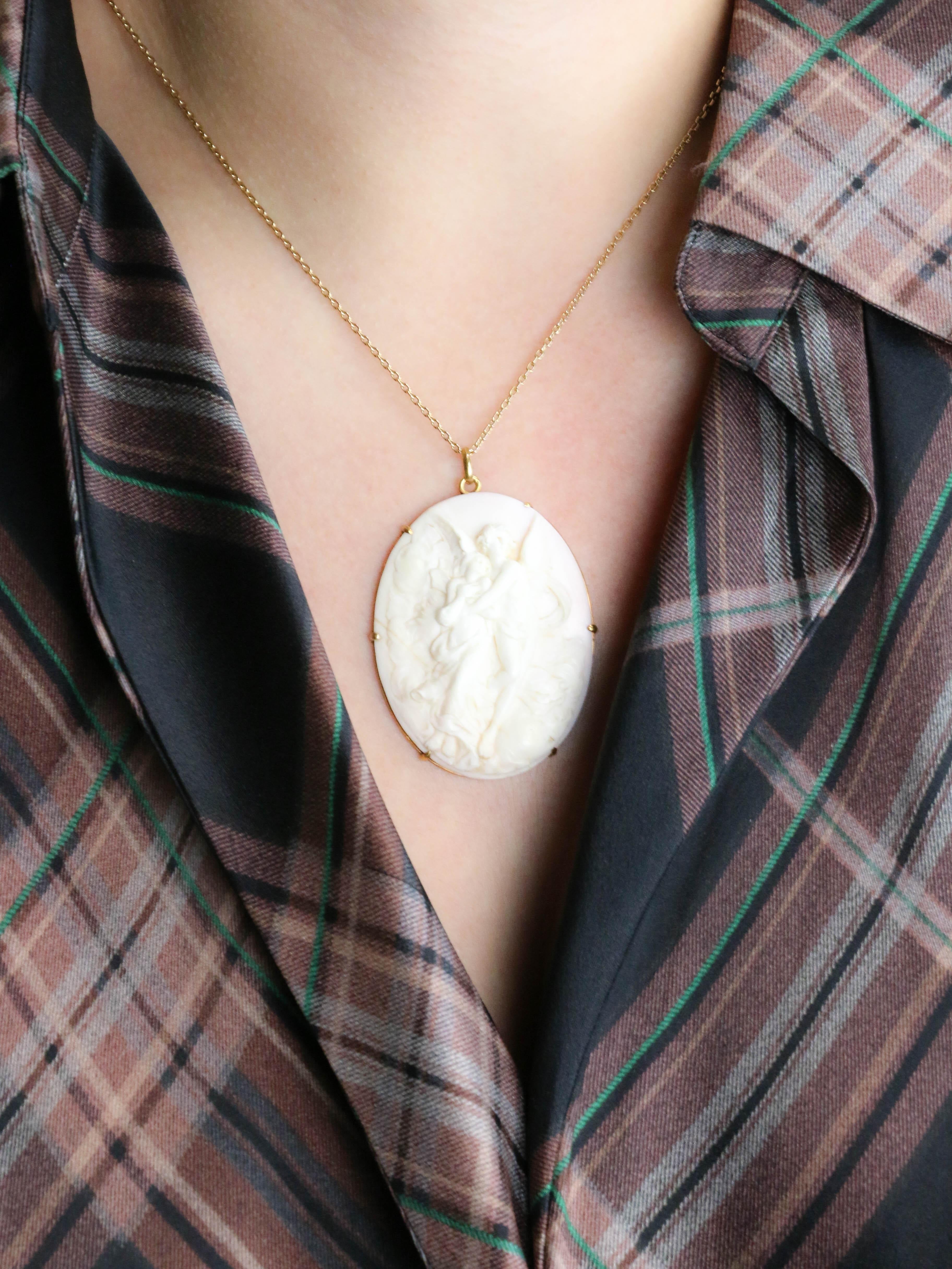 Pendentif ovale or jaune camée coquillage Cupidon