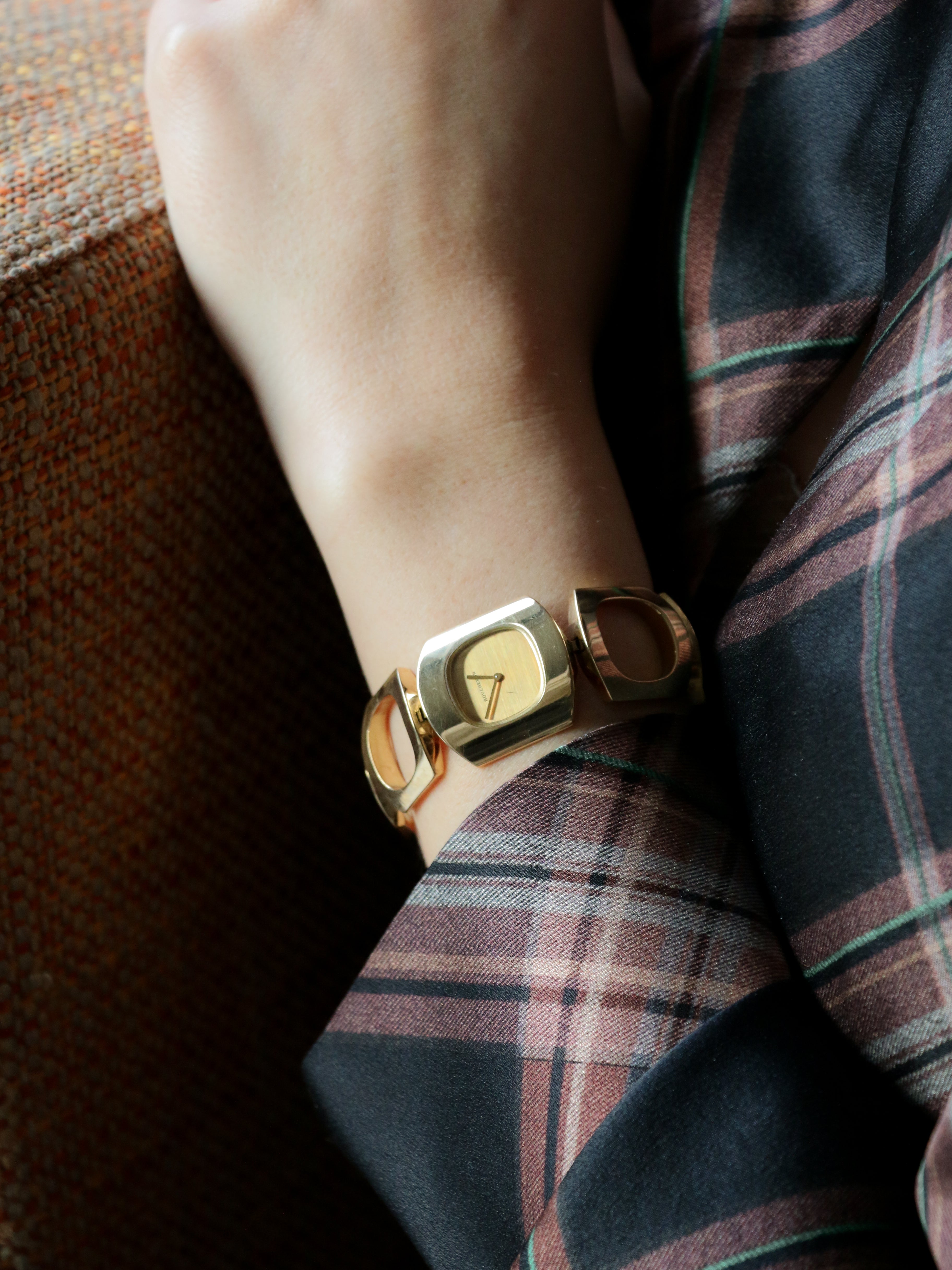 BOUCHERON Montre vintage or jaune maillons carrés arrondis