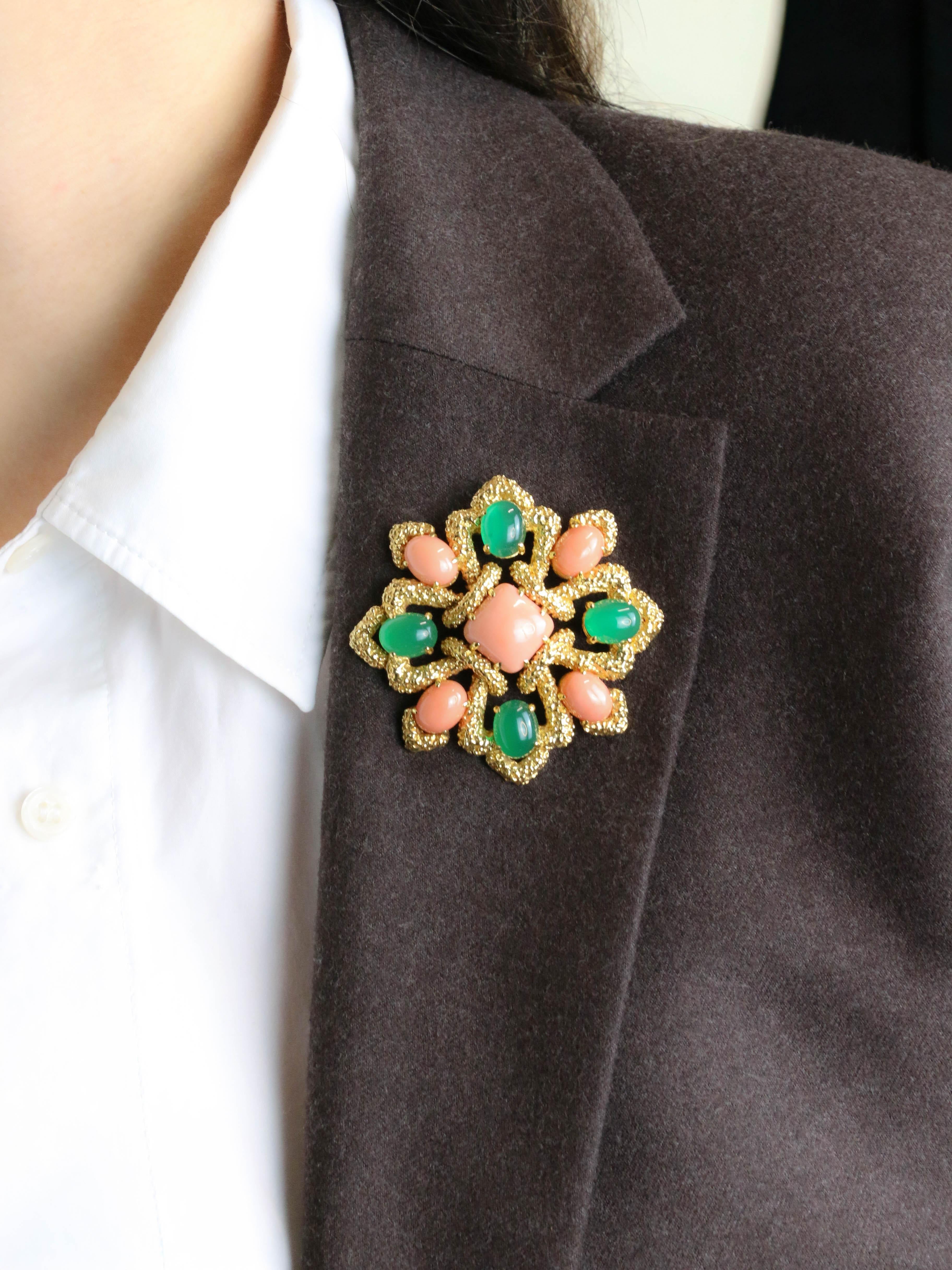 VAN CLEEF & ARPELS Pendentif broche Delphes or jaune corail chrysoprase