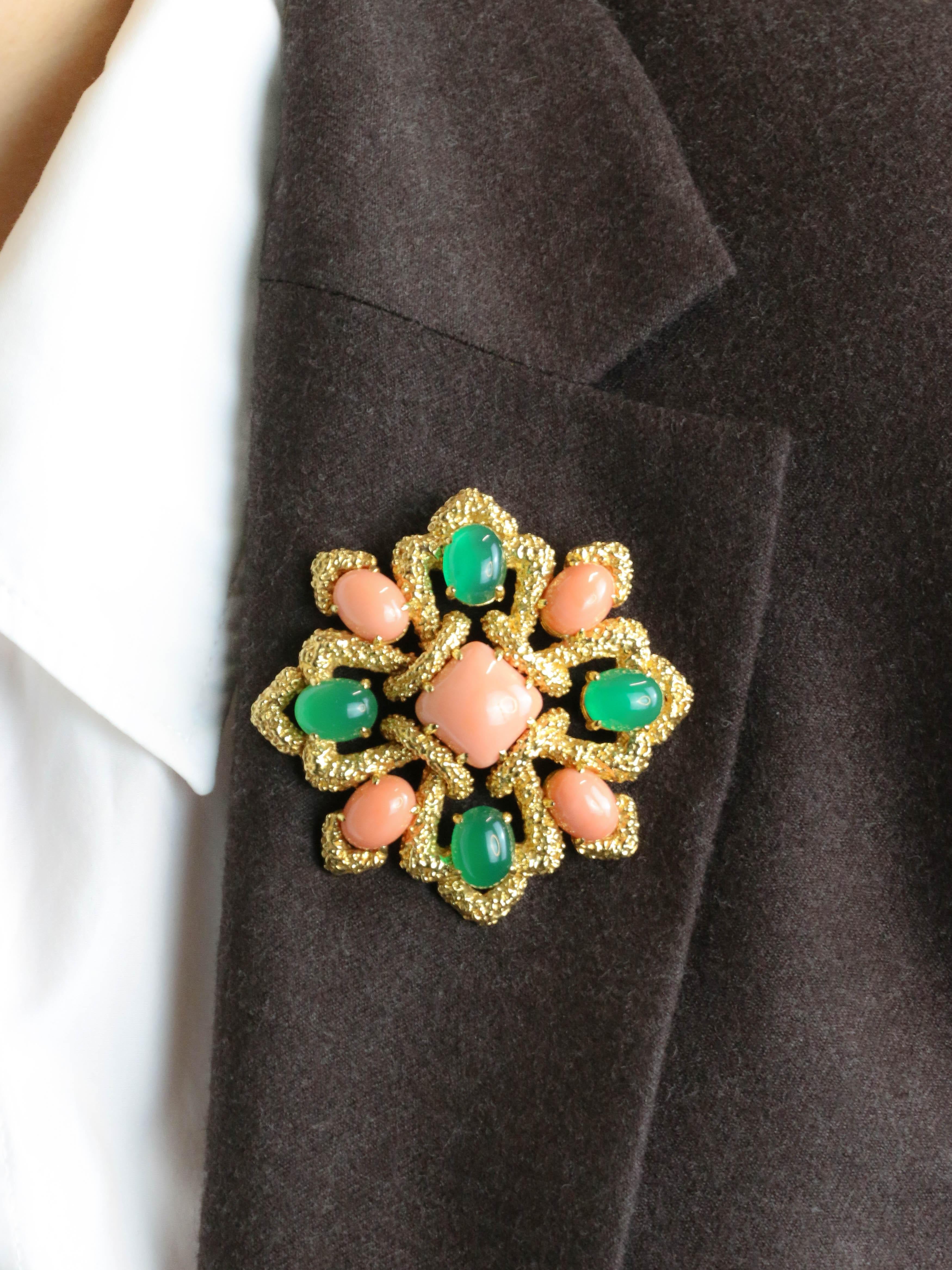 VAN CLEEF & ARPELS Pendentif broche Delphes or jaune corail chrysoprase