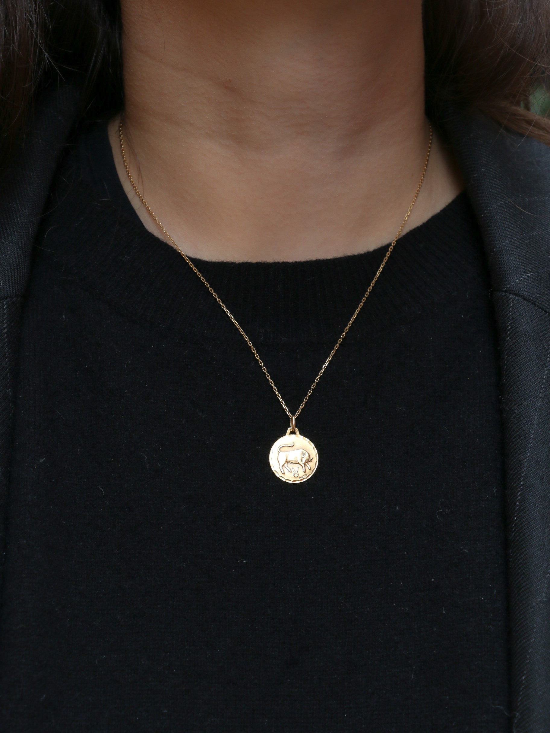 Médaille Augis vintage taureau en or