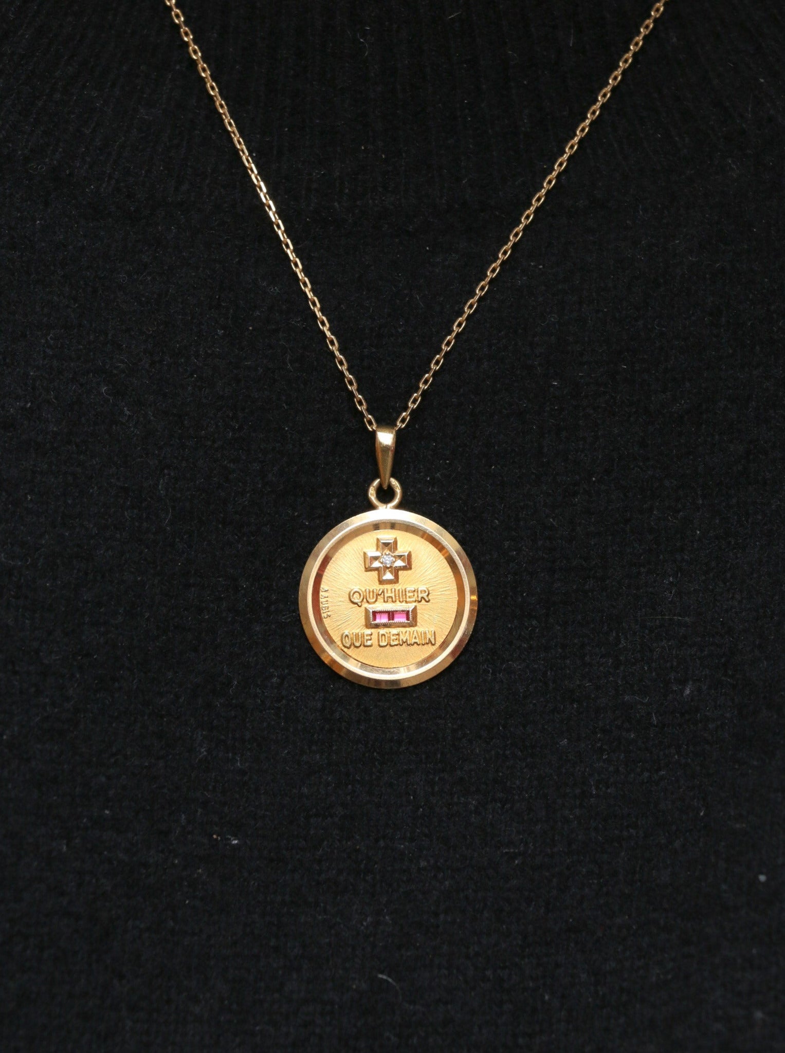 Médaille amour Augis "L'essentielle" grand modèle en or, plus qu’hier moins que demain