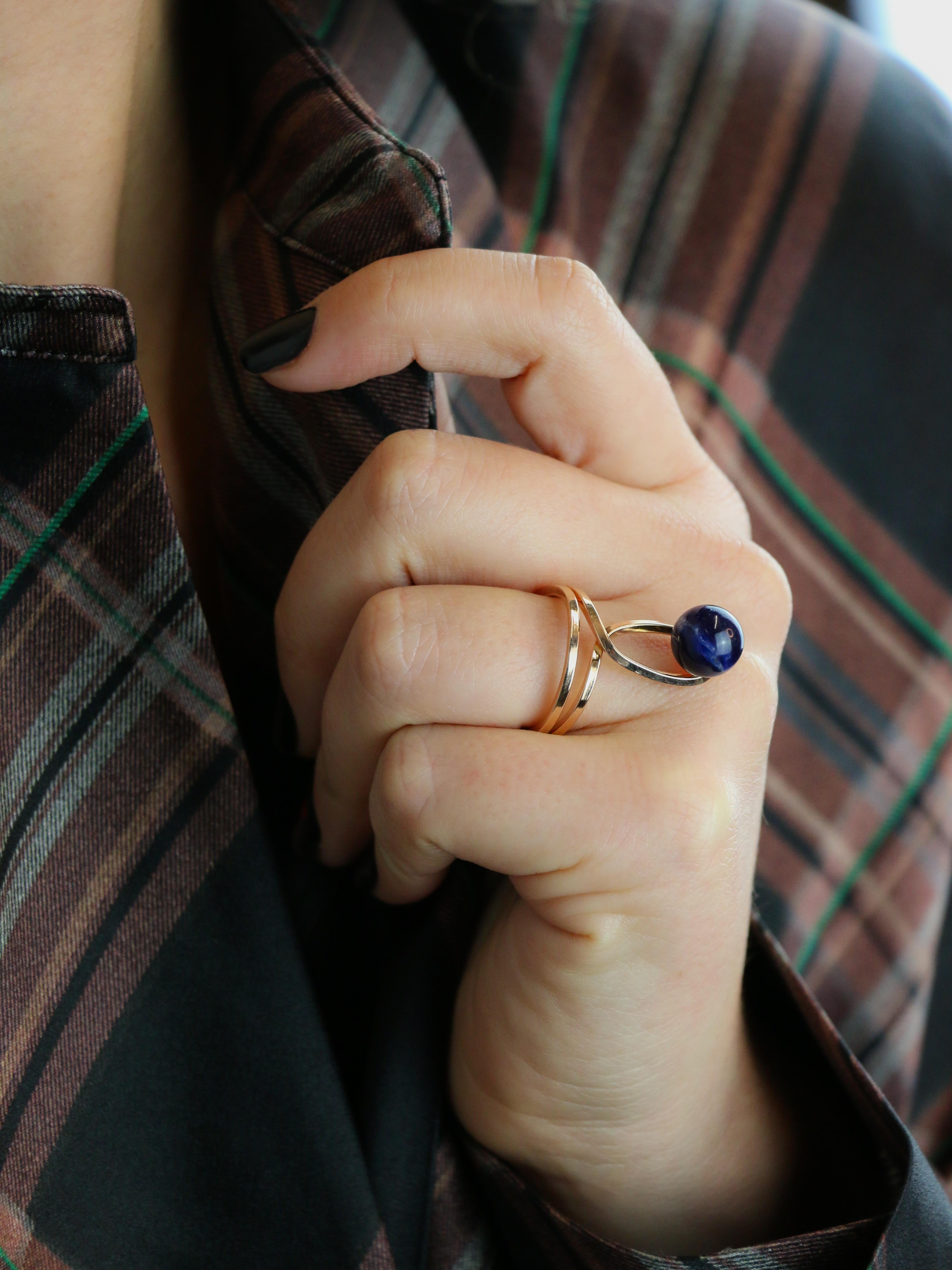 Bague moderniste or jaune sodalite