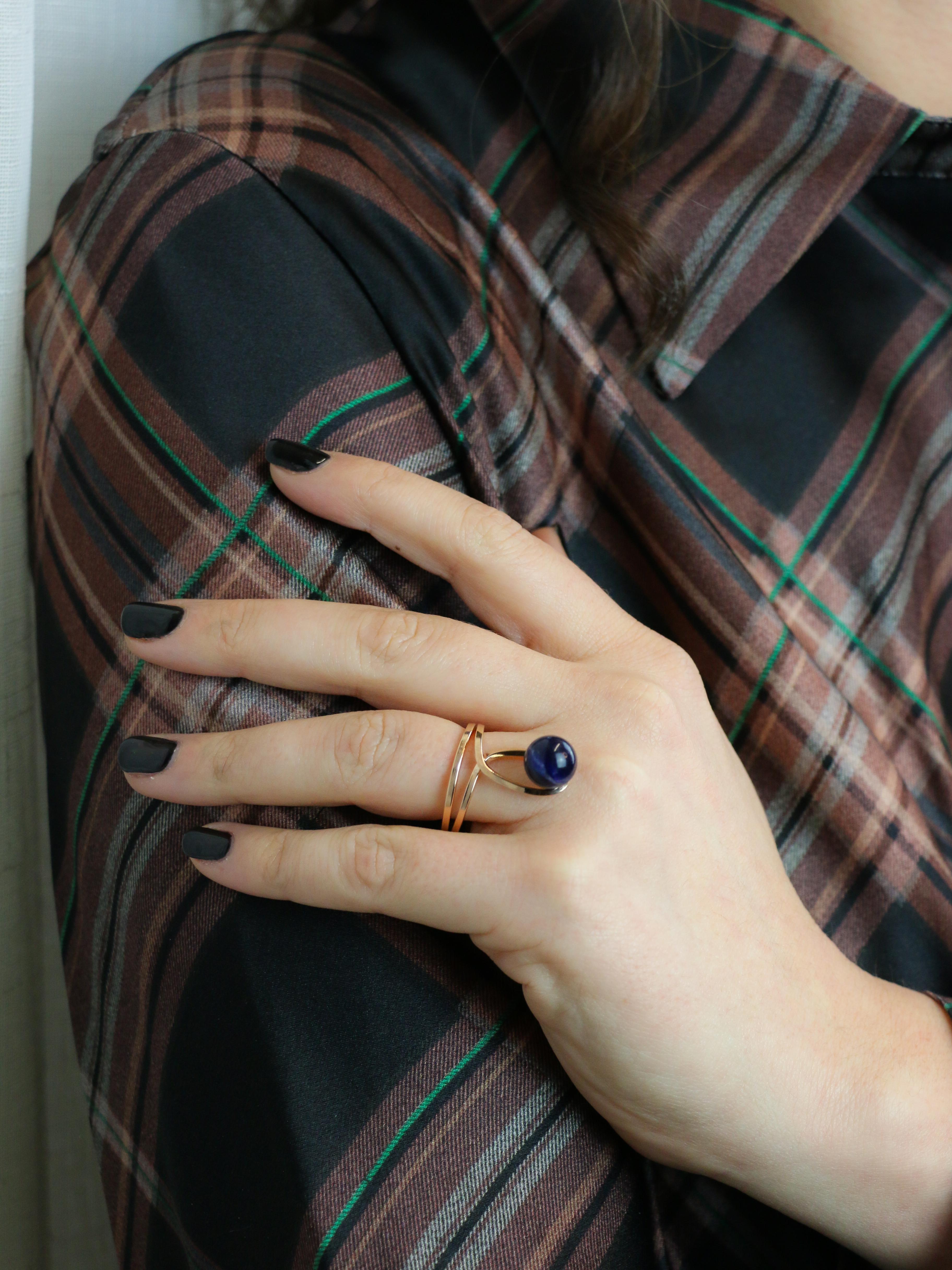 Bague moderniste or jaune sodalite