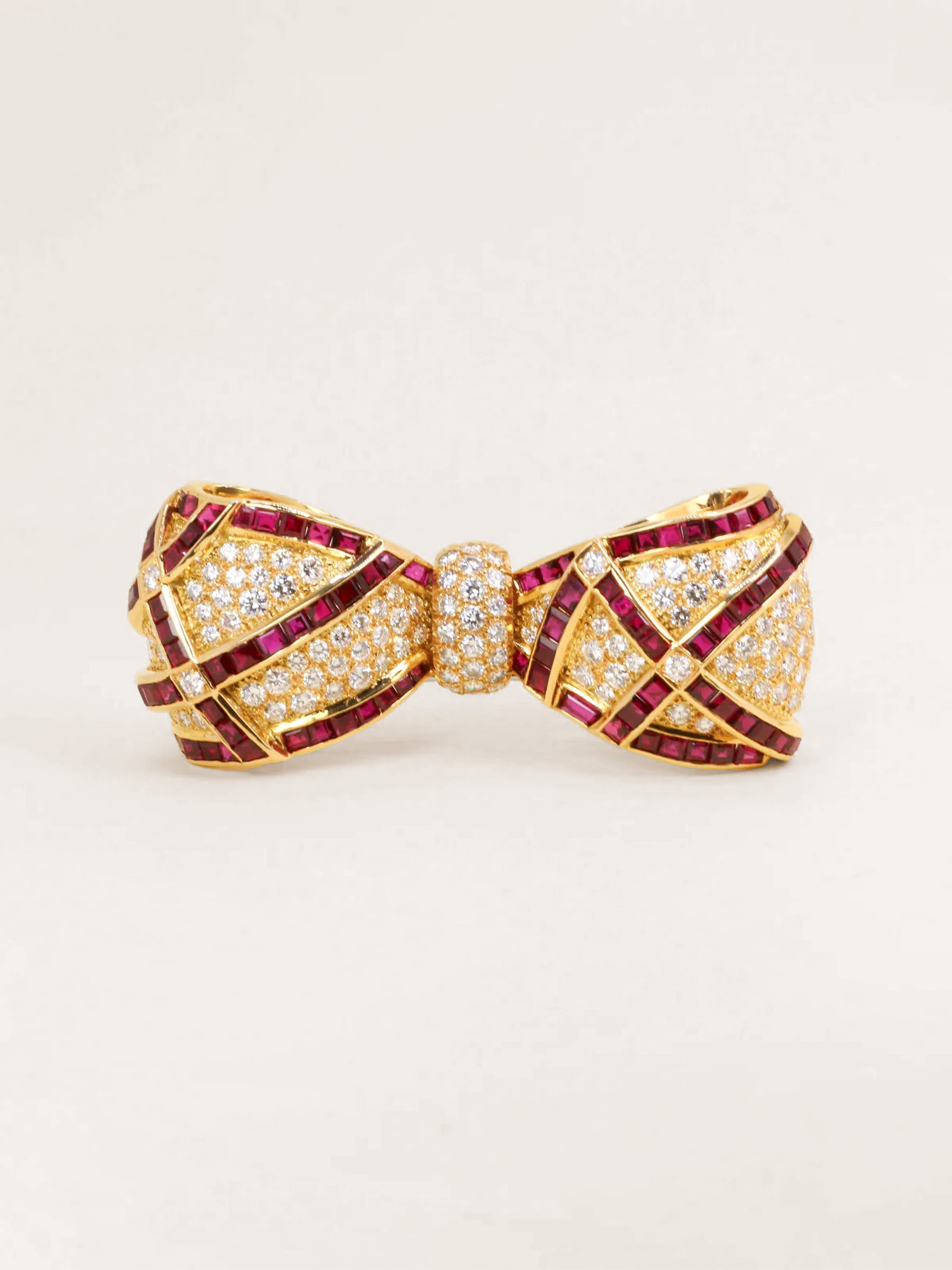 Broche noeud or jaune rubis diamants