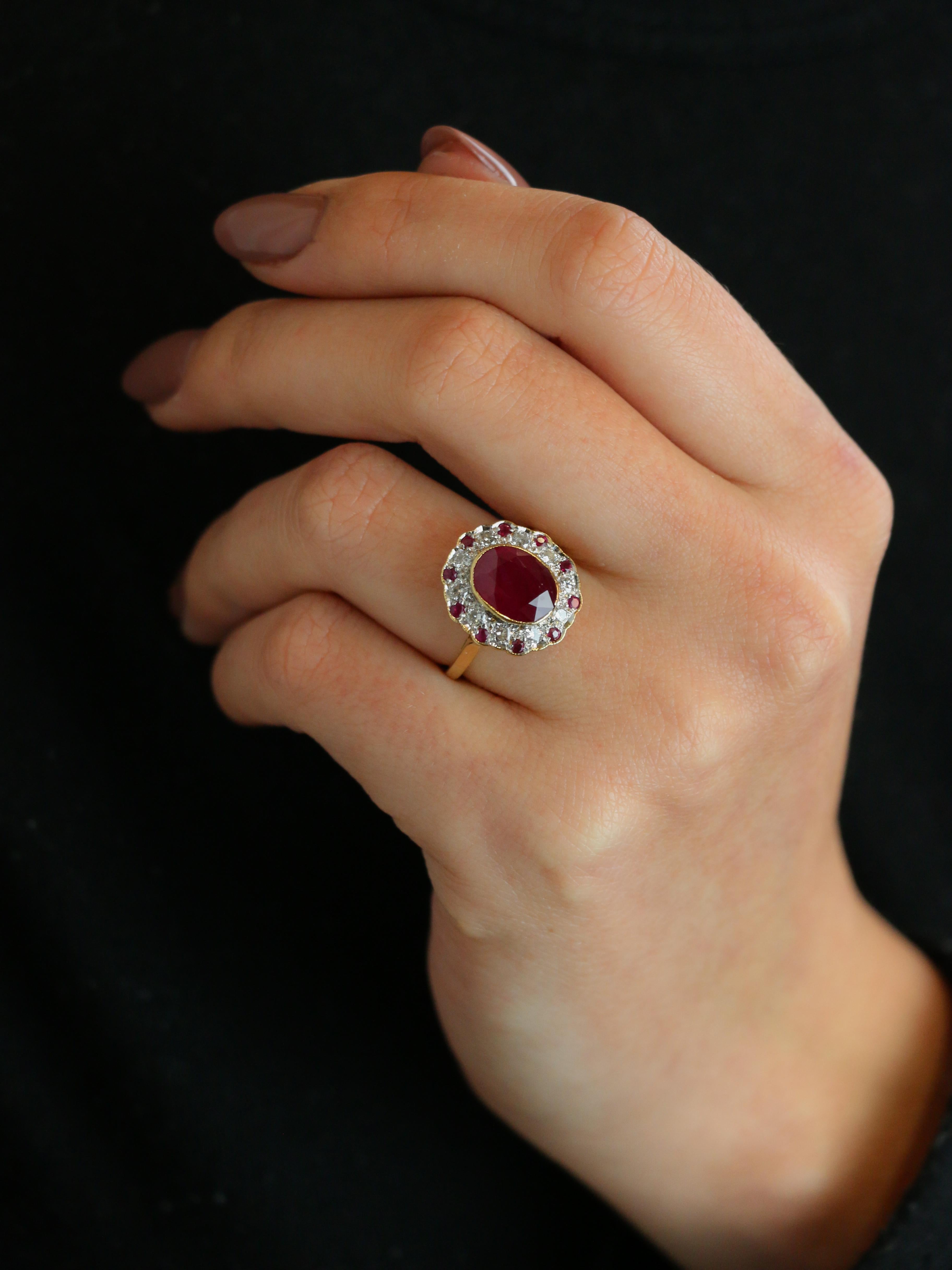 Bague marguerite vintage or jaune diamants rubis ovale 2,2 ct
