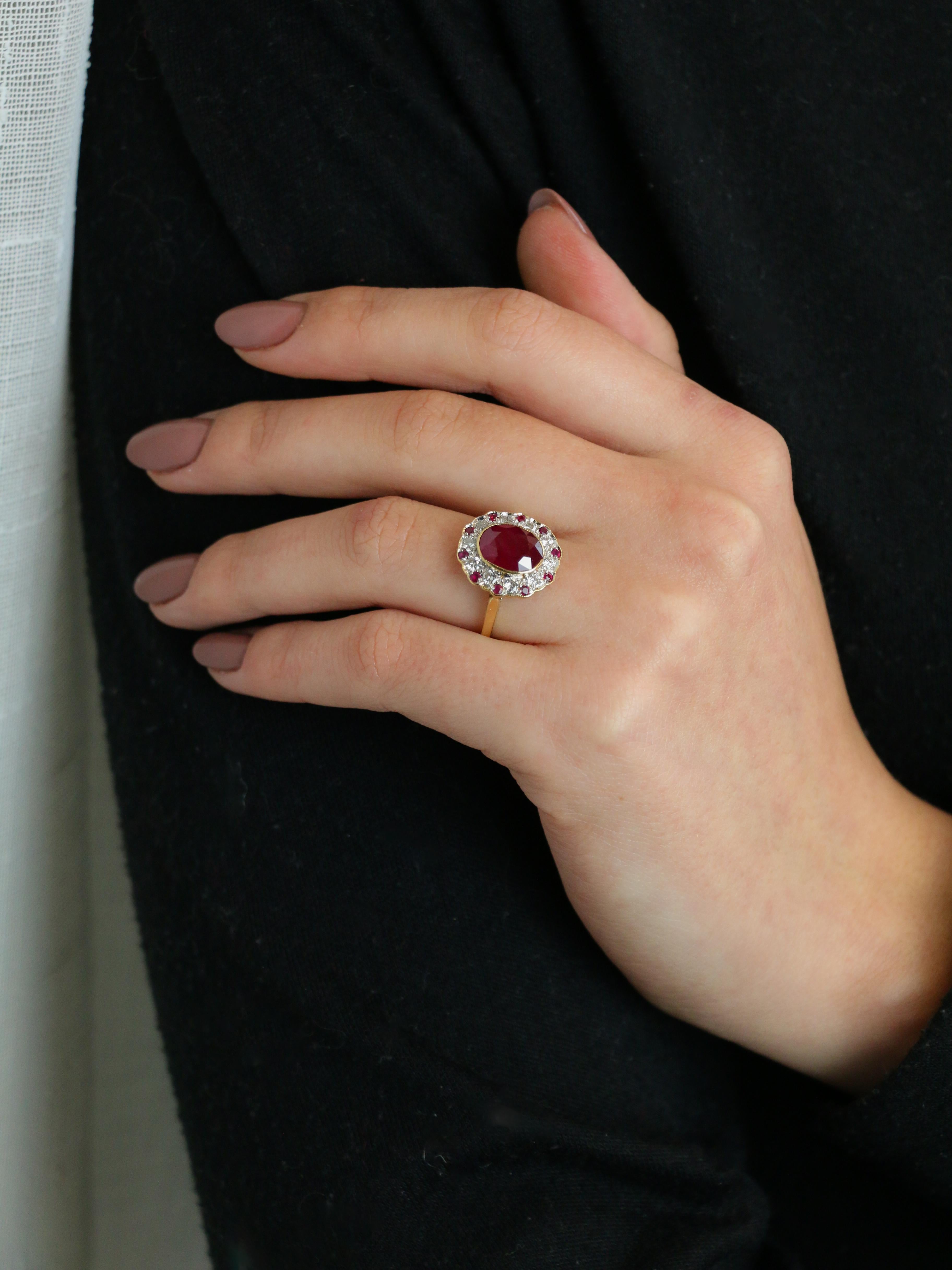 Bague marguerite vintage or jaune diamants rubis ovale 2,2 ct