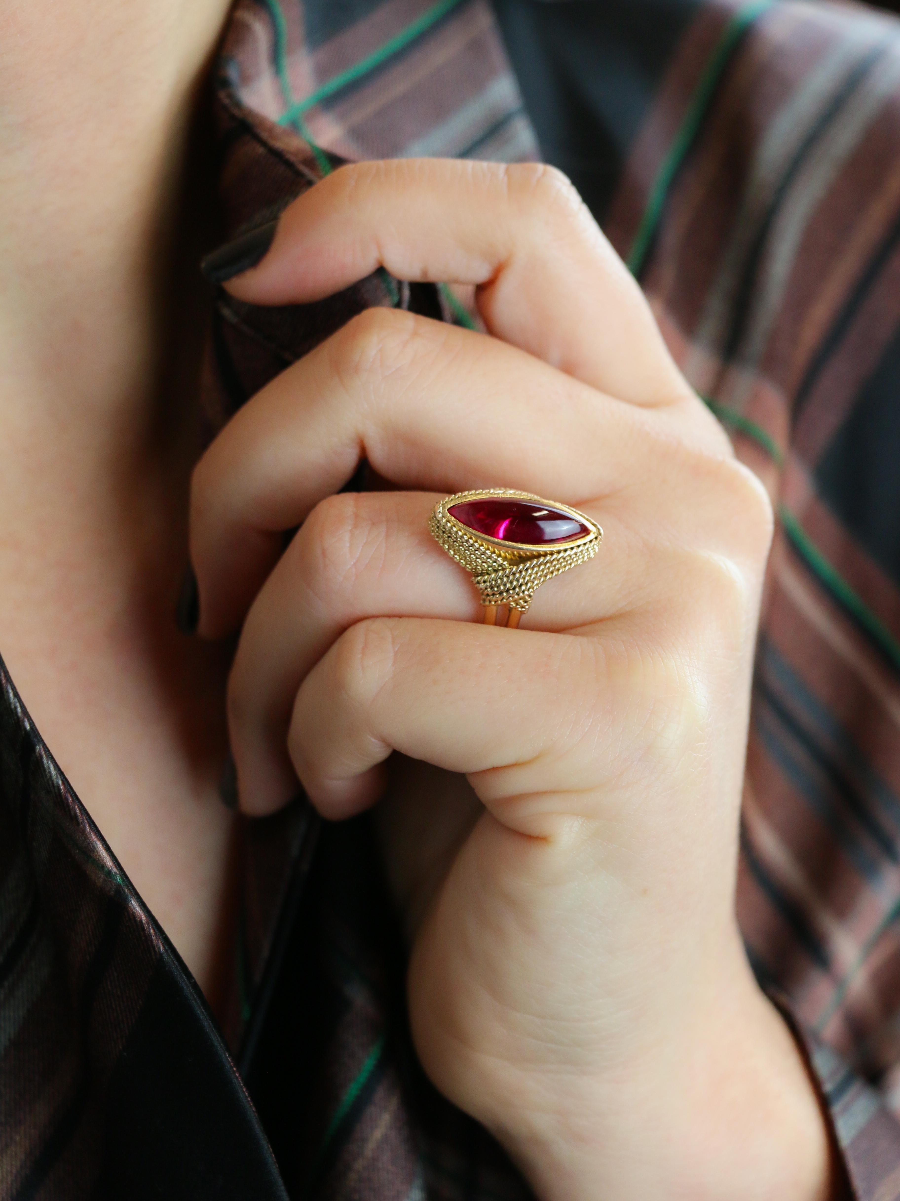 Bague vintage or jaune torsadé rubis