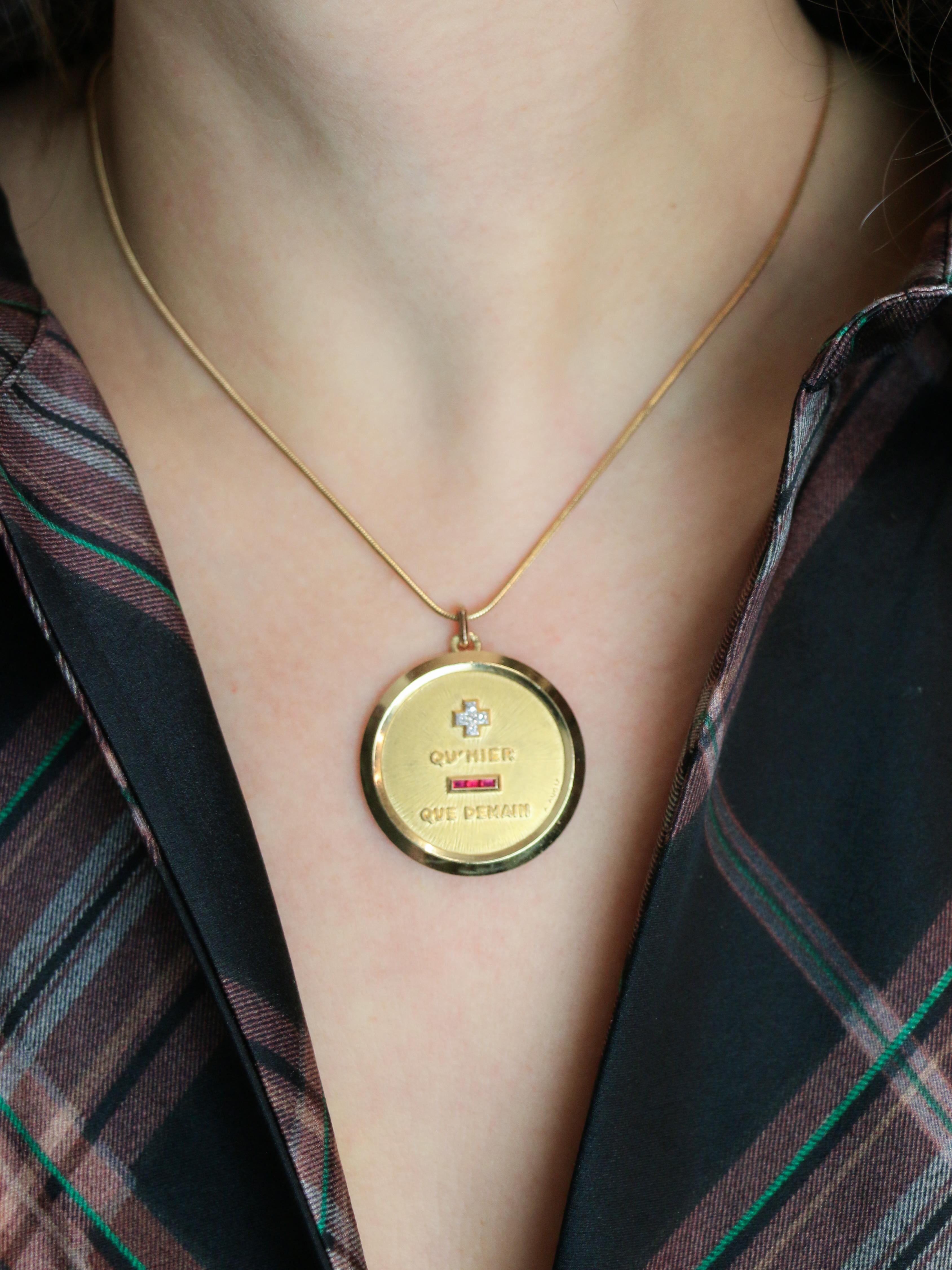 Medaille Amour Augis JUMBO Plus qu'hier moins que demain or jaune diamants rubis