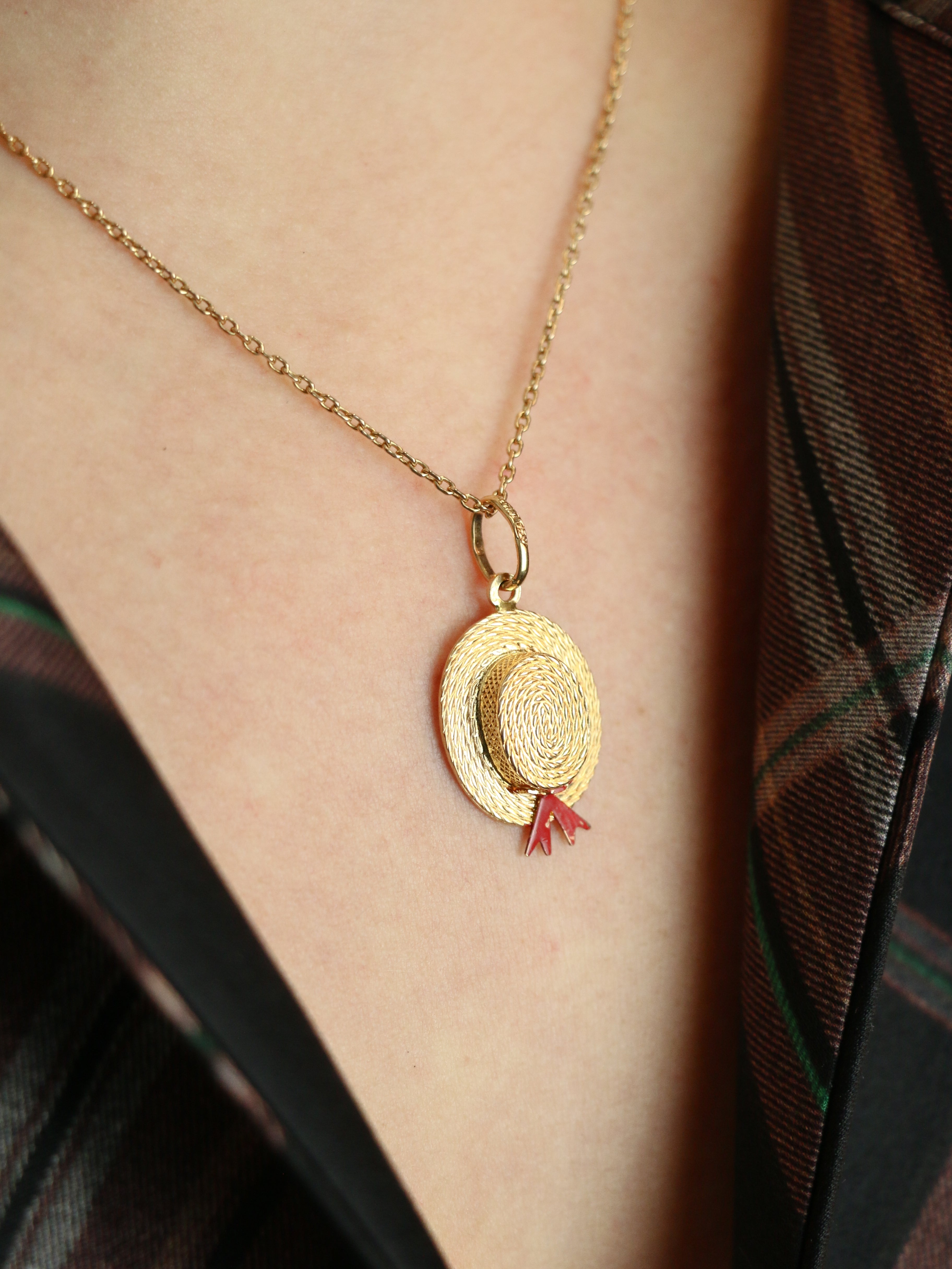 Pendentif charms vintage chapeau or jaune email rouge