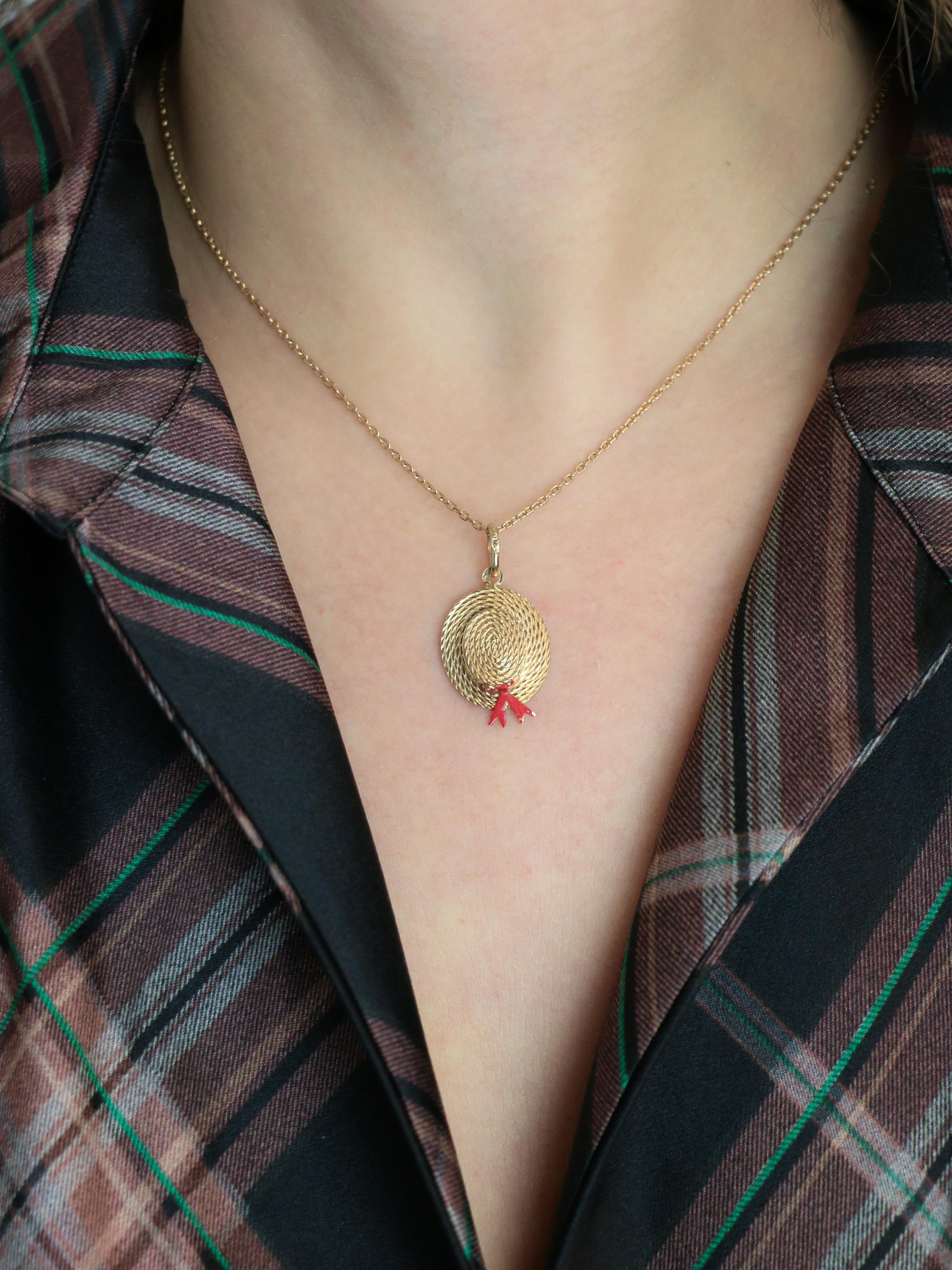 Pendentif charms vintage chapeau or jaune email rouge