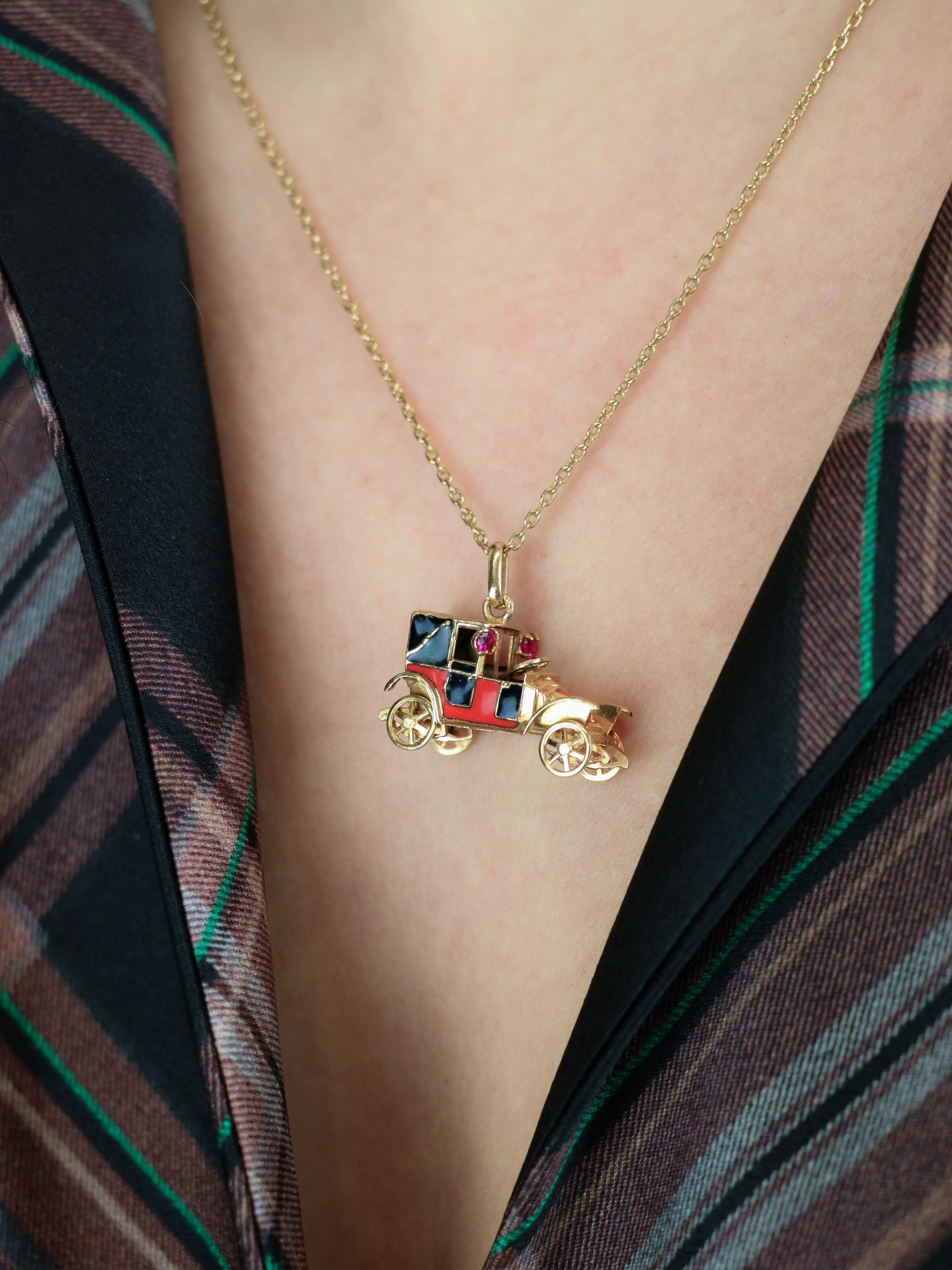 Pendentif charms vintage voiture ancienne or jaune rubis email