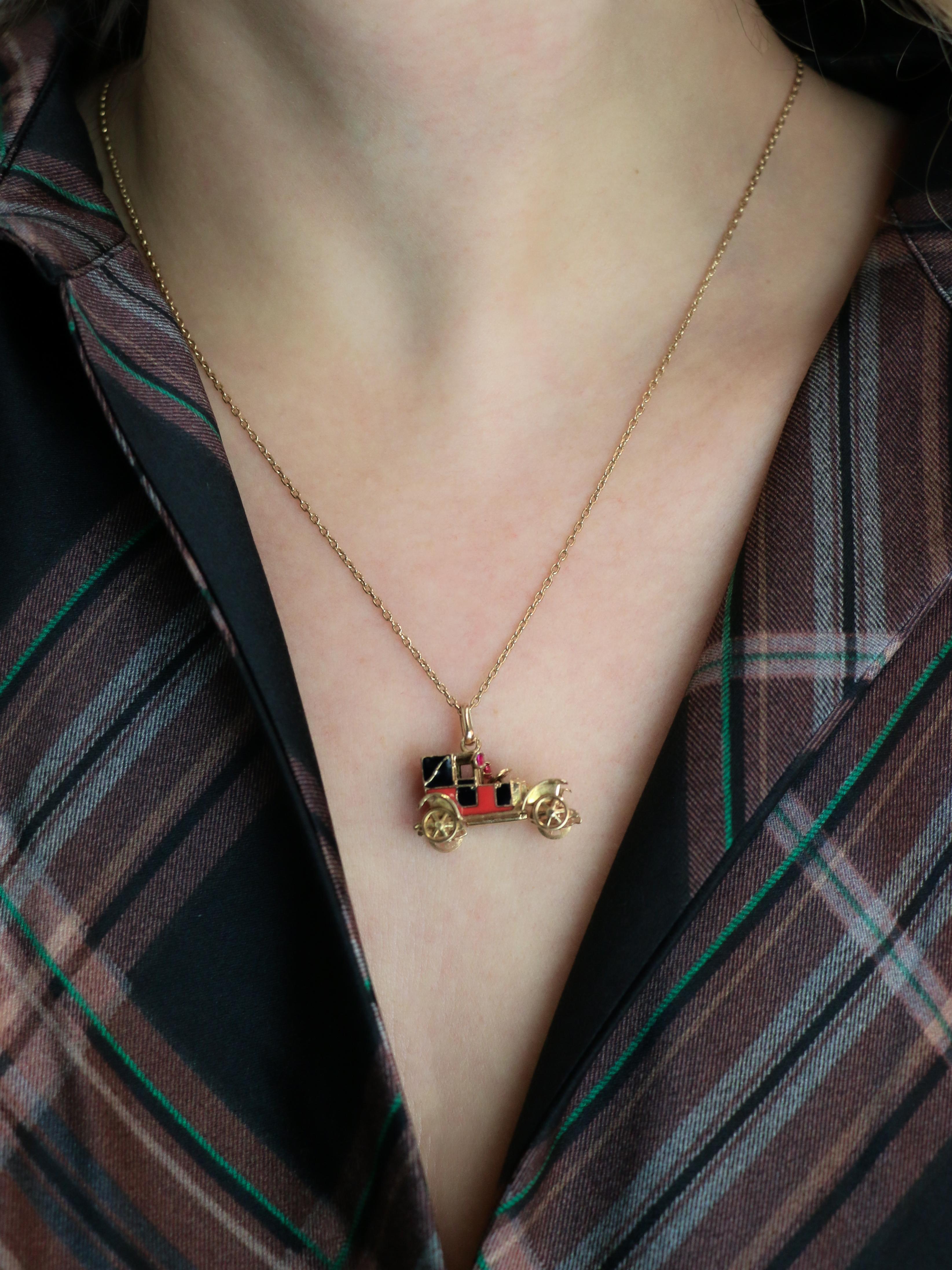 Pendentif charms vintage voiture ancienne or jaune rubis email
