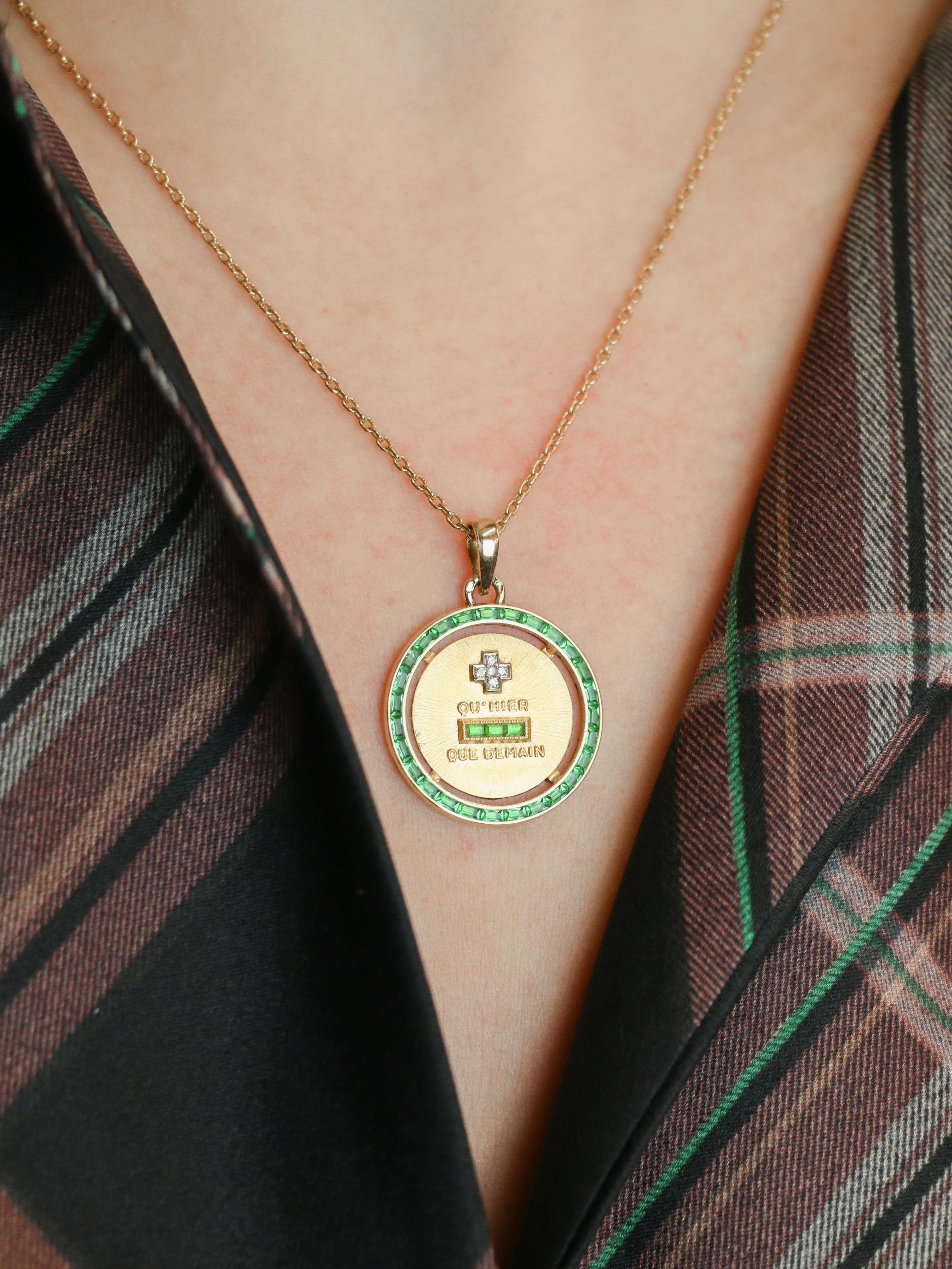 Médaille amour Augis entourage émeraudes calibrées Plus qu'hier moins que demain